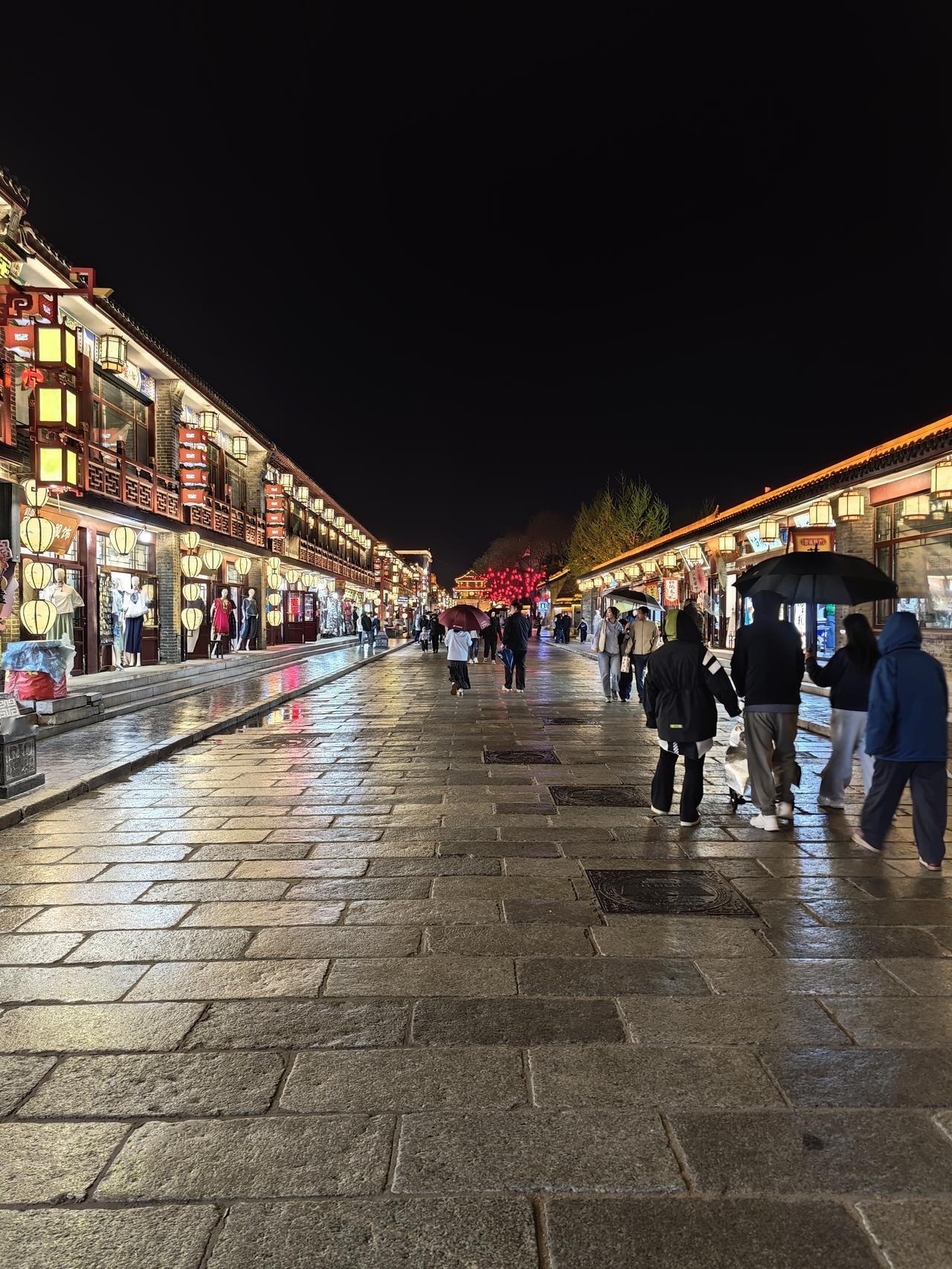 游兴城古城
文/夏文辉

雨洗秋城故垒新，南门喧嚣隔墙闻。
商铺林立旗翻处，叫卖