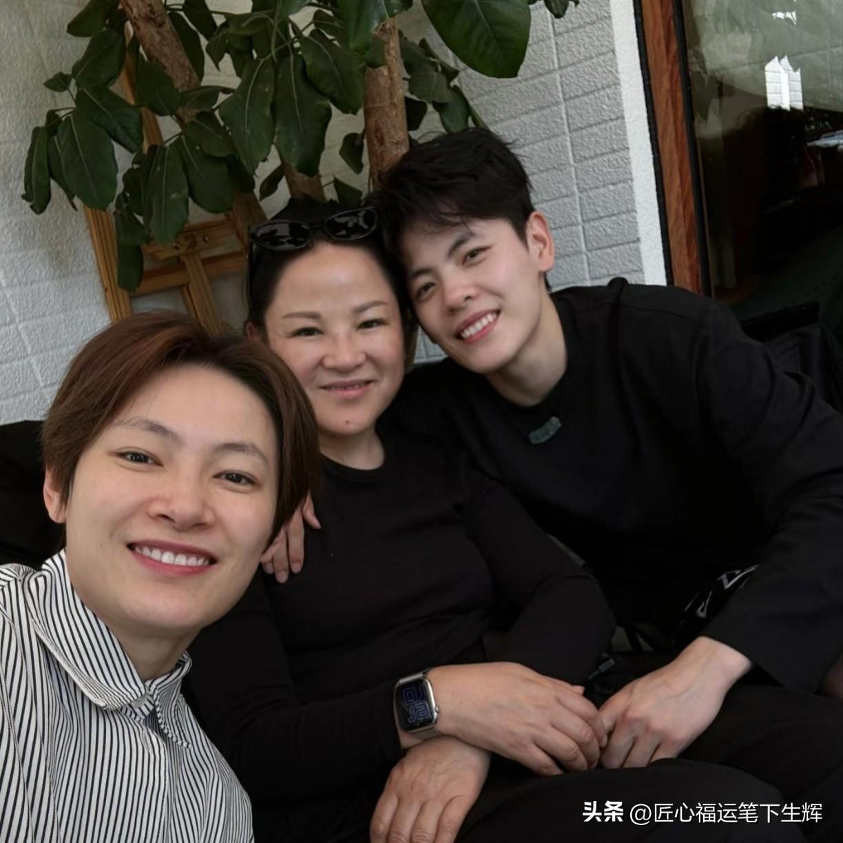 杨舒予母亲李秋萍，曾是校队篮球主力，后任云南女篮教练。
家里以“练球送小狗”的约