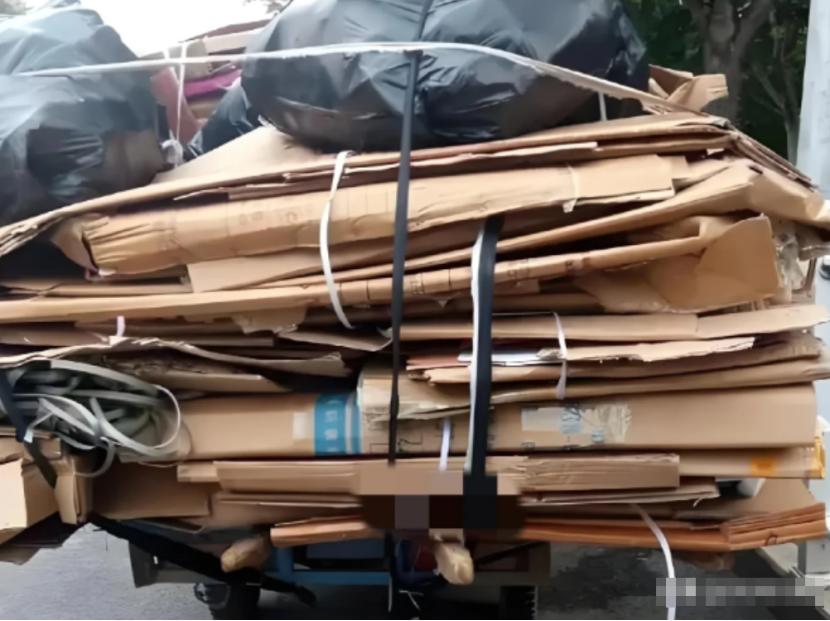 恶人自有天收！河南南阳，51岁大妈未经许可，到超市院内捡拾纸箱，超市门卫发现后予