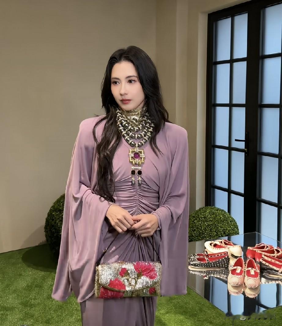 张柏芝这波操作告诉我们，
你可以接受赞美，
也可以面对争议，但你一定请记住，岁月