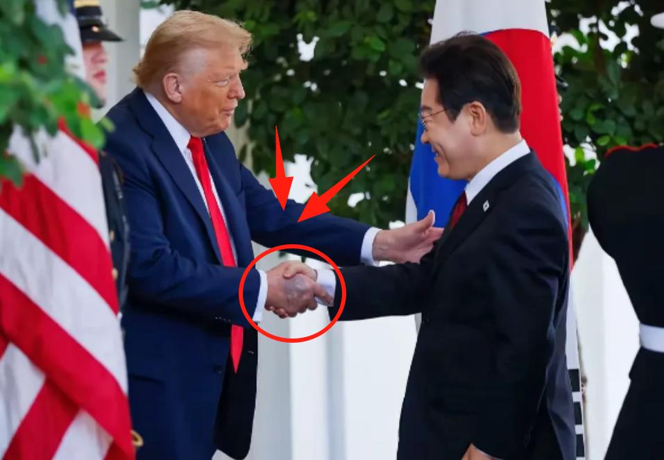 特朗普在白宫会见李在明，被记者拍到手背乌黑淤青，最初见小泽时还涂遮瑕膏，现在面积