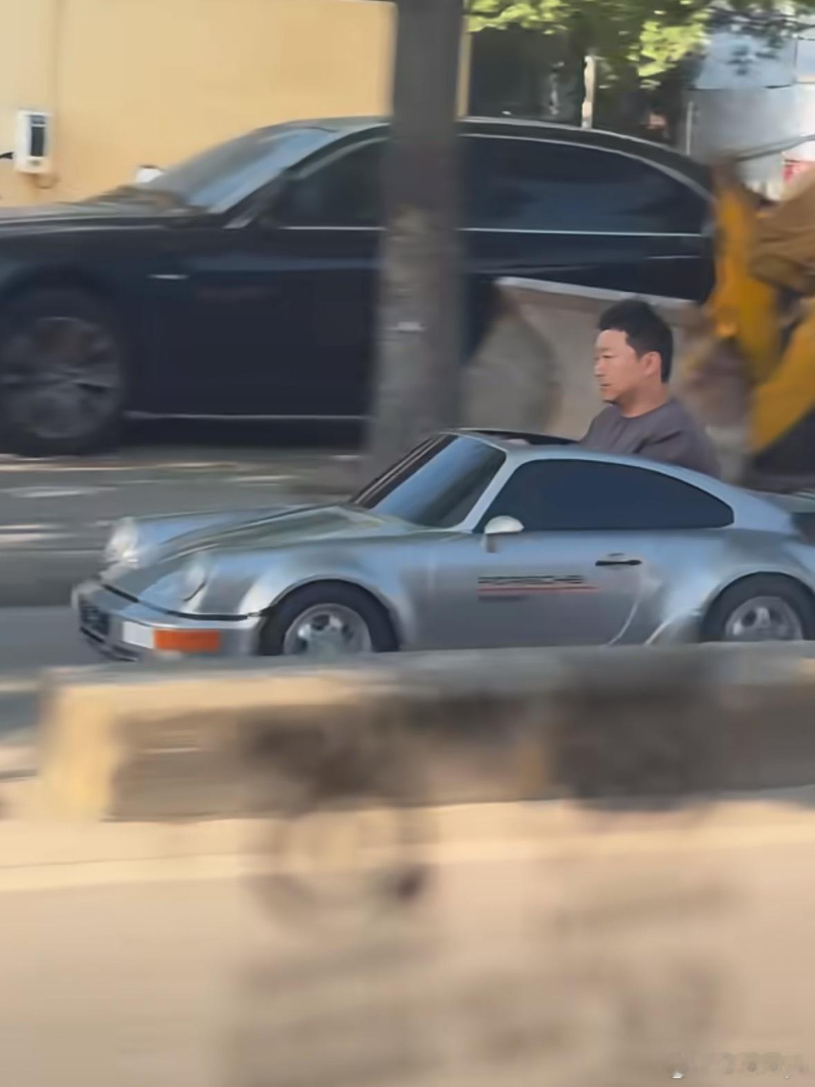 魔都真是啥车都有[允悲]这是把儿子的玩具车开上路了吗，小心进局子啊我与汽车的日常