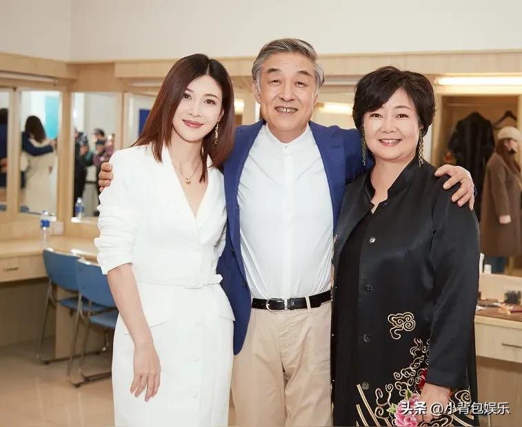 左边的是扮演李云龙媳妇的童蕾，右边的两位好面熟啊，中间的演员像是天下第一里的曹公