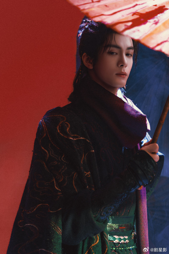 曾舜晞就这样宣传武拾光曾舜晞武拾光神图有了一张神图直接出圈，曾舜晞的武拾光也太帅