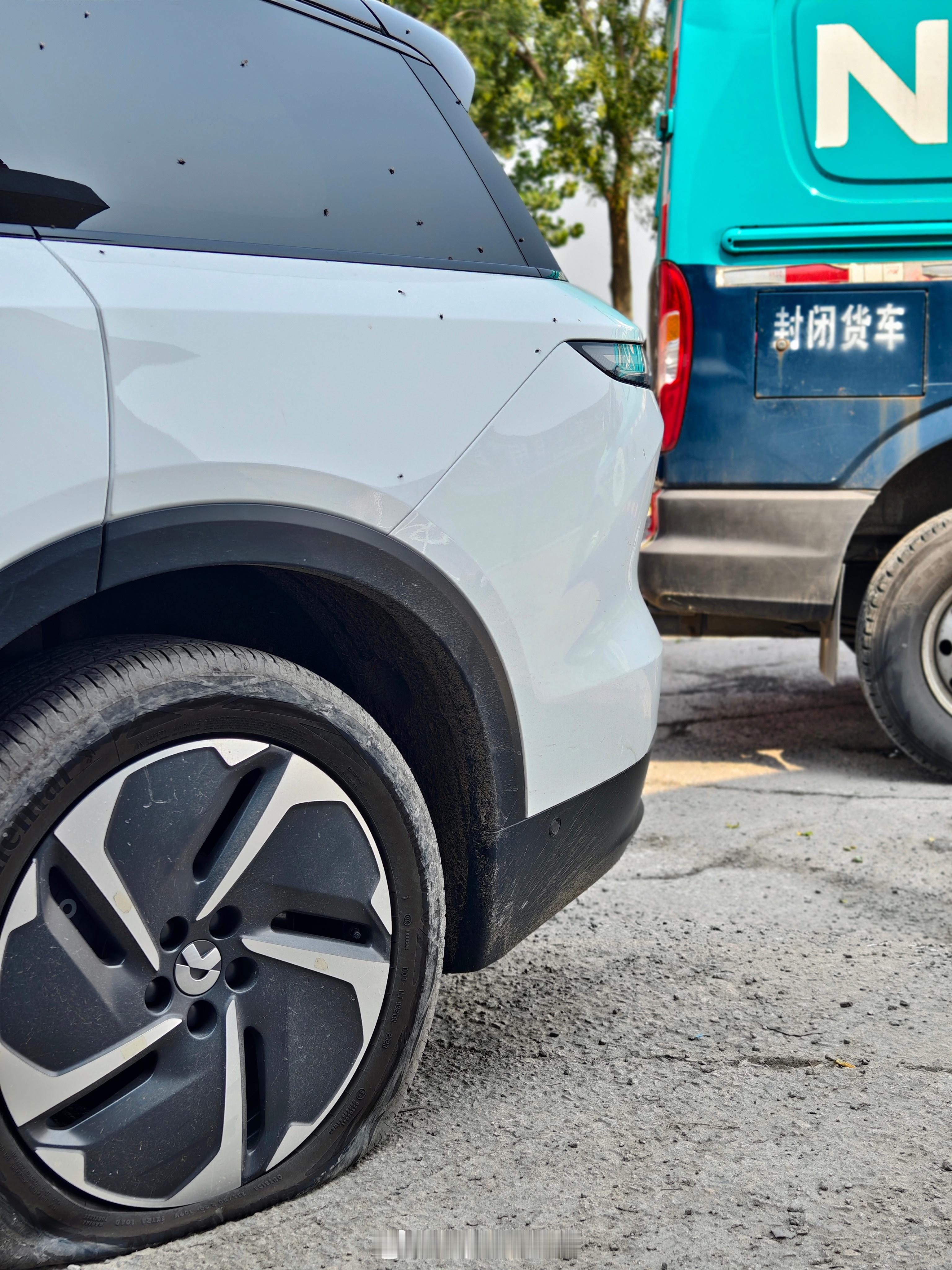 #蔚来# 这就是你为啥可以永远相信蔚来的原因之一国道，被扎蔚来第一时间到达 ​​