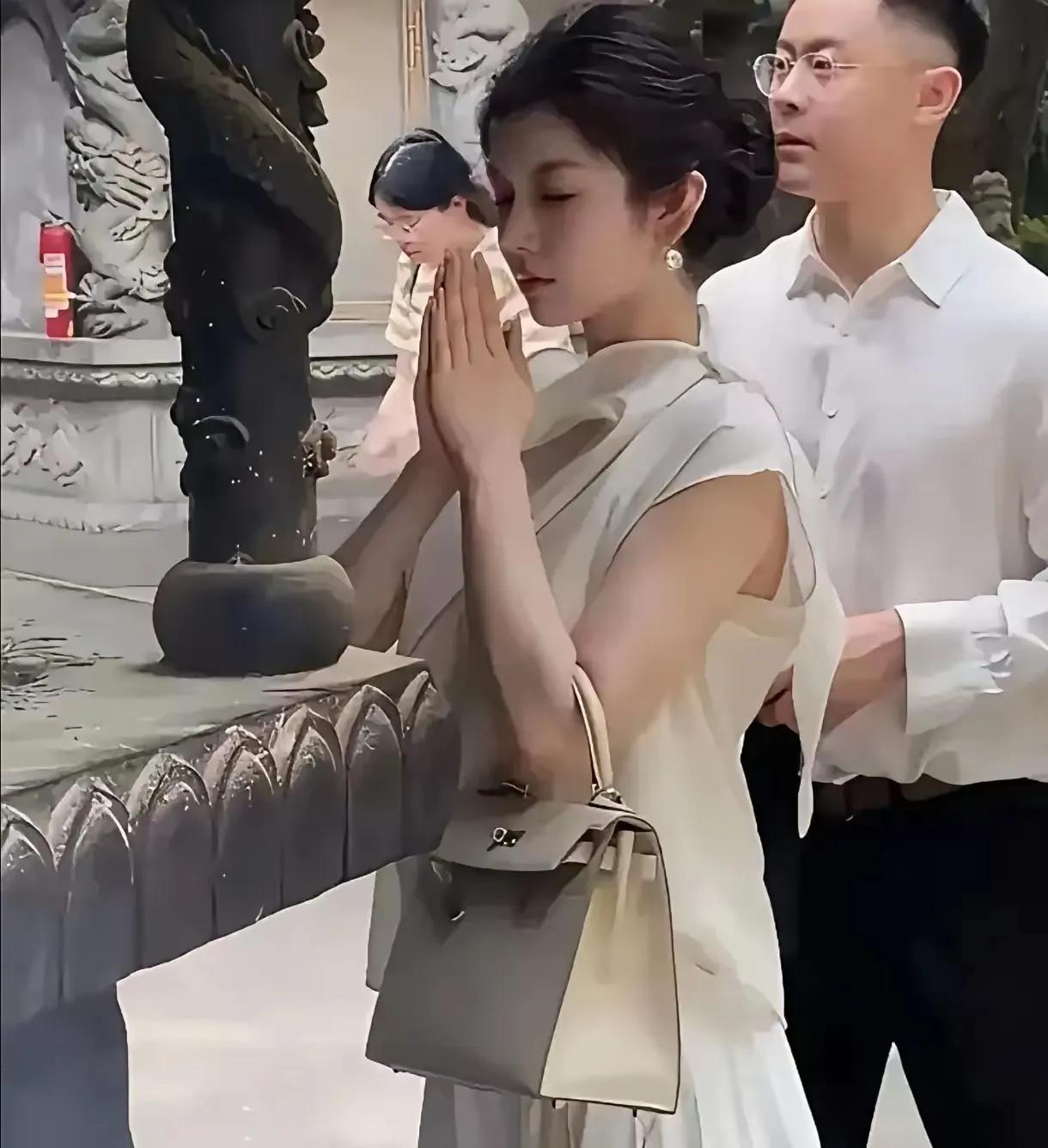 有人说，那么美了，还挎着几十万的包包，还有啥烦恼吗？
也有人说，心里没底的人，往