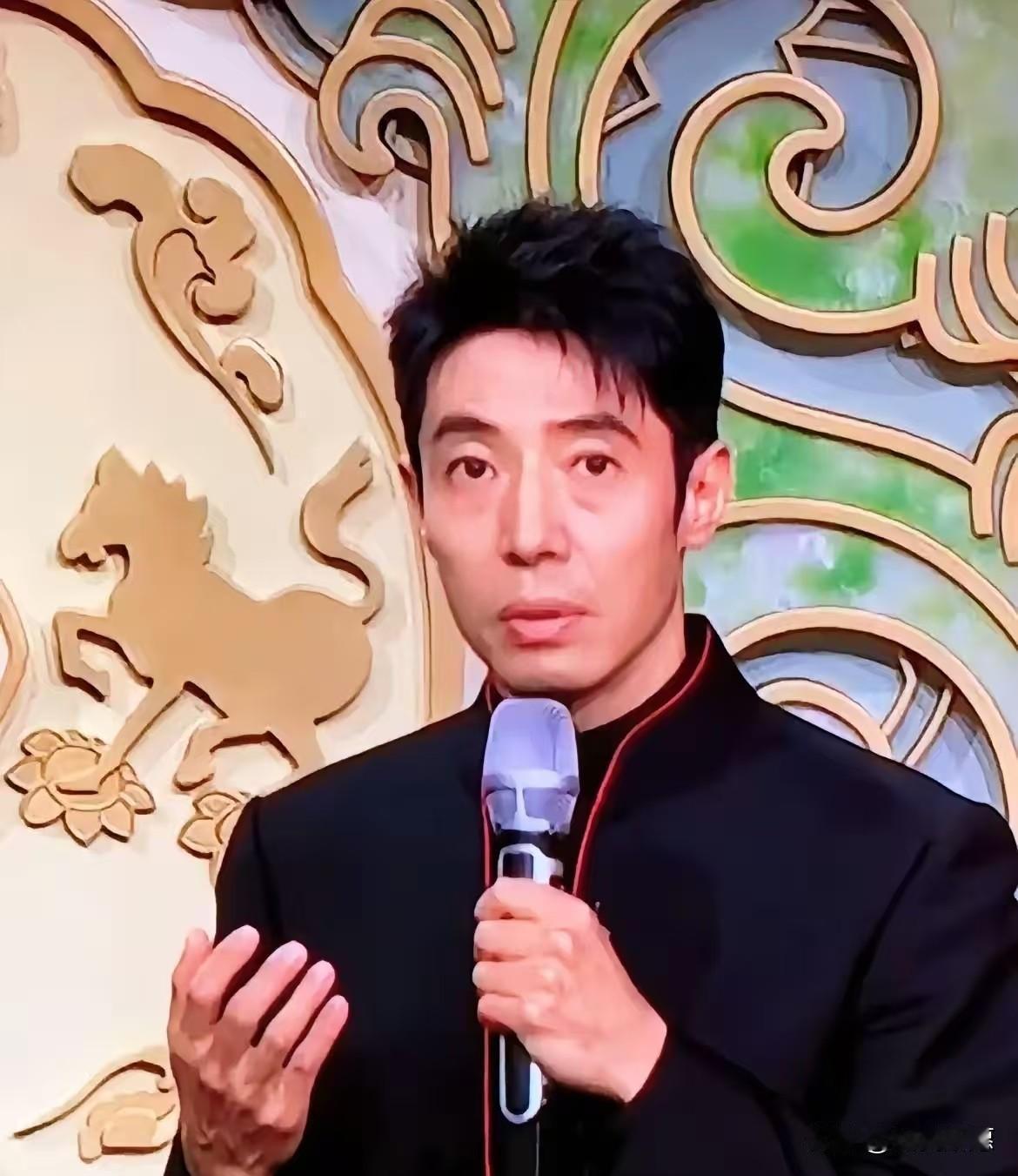 看到撒贝宁今年春晚那张脸，
我差点以为，
央视今年改走现实主义路线了。

那俩大