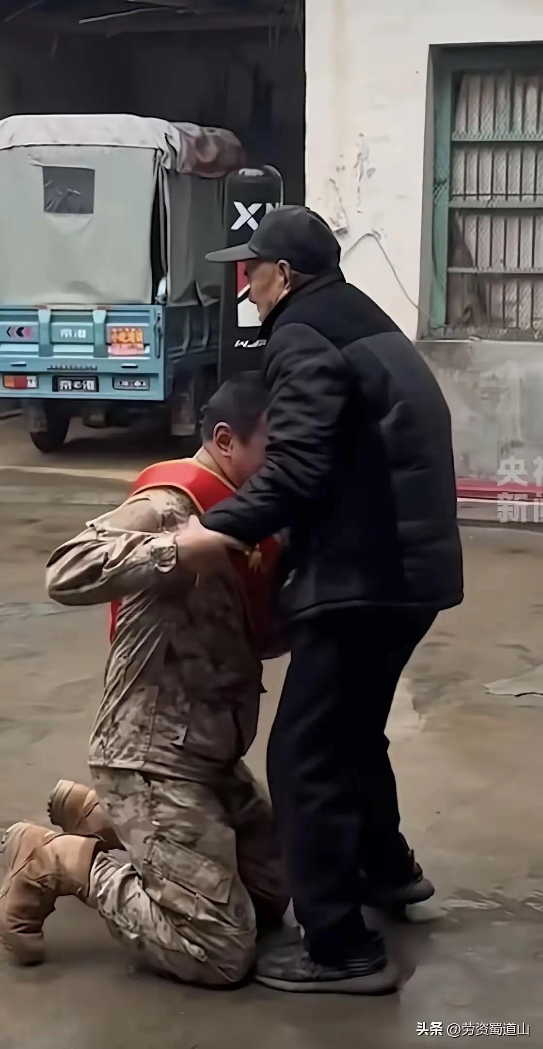 新兵入伍跪别九旬老人，哭喊“我没有爸妈了”，一句话当场戳哭所有人

“我没有爸妈