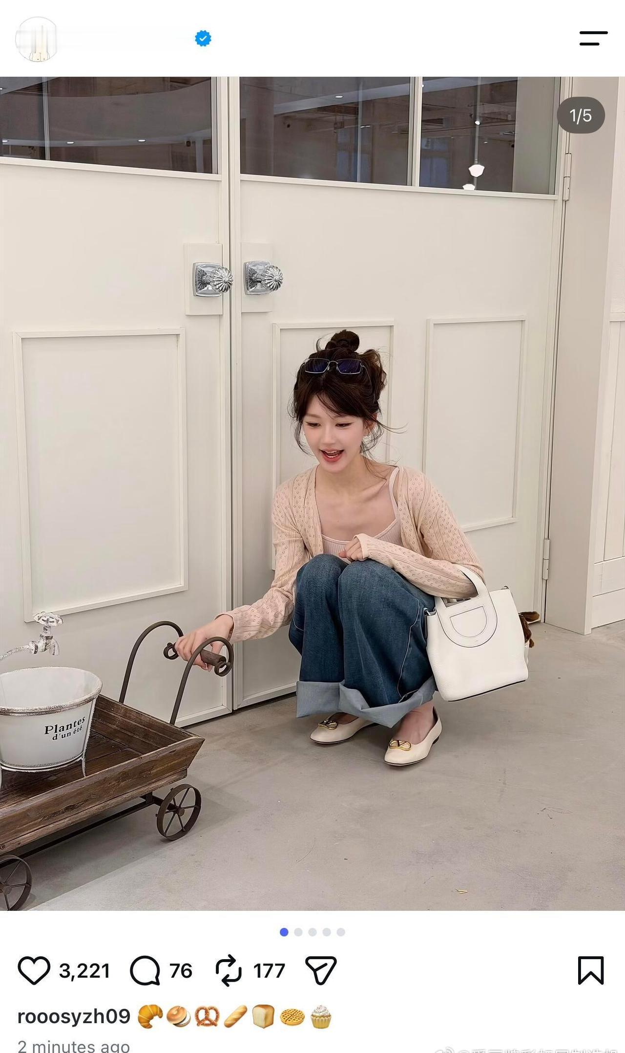 赵露思ins更新，好喜欢这个风格 ​​​