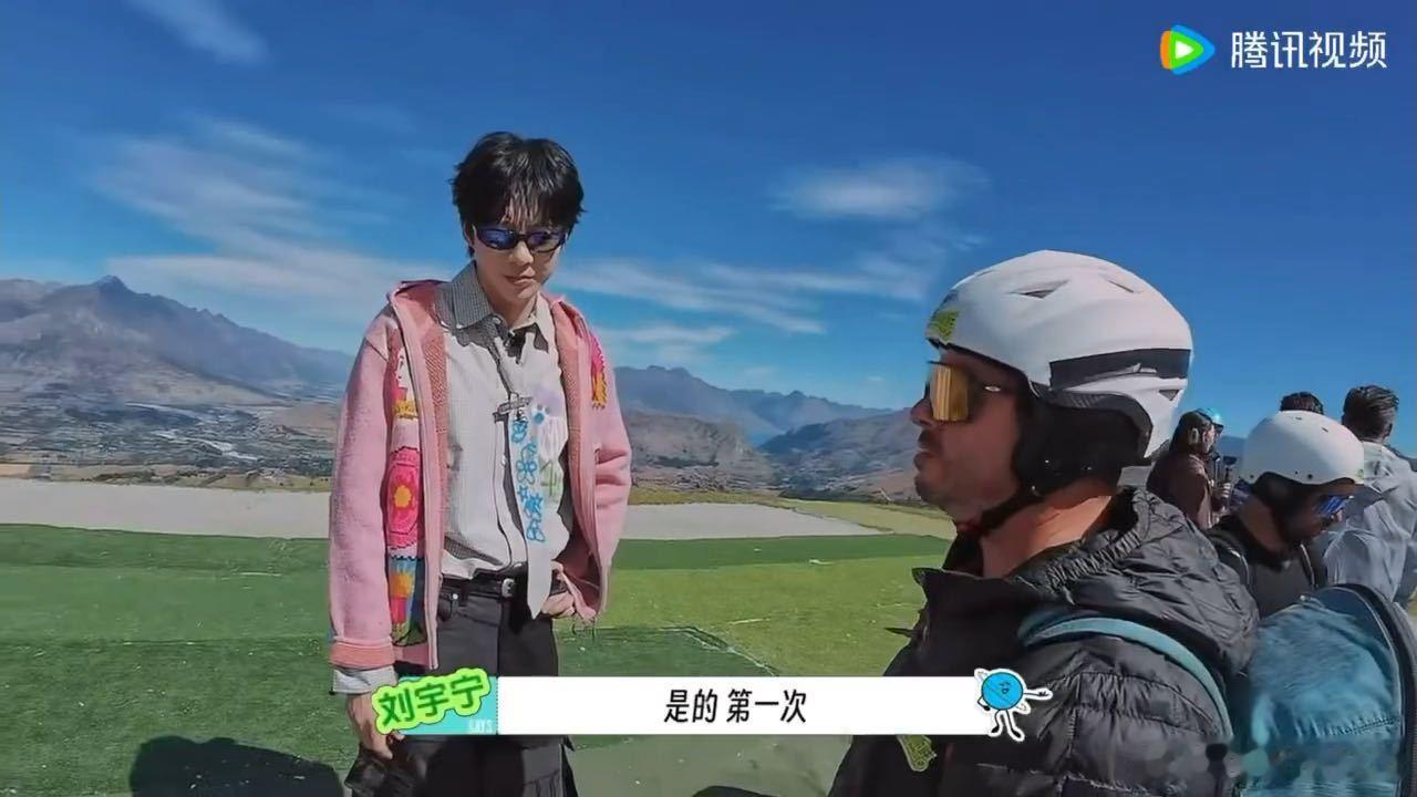 刘宇宁和教练中英文双语交流刘宇宁双语交流 教练讲解时夹杂英文，刘宇宁直接顺着往下