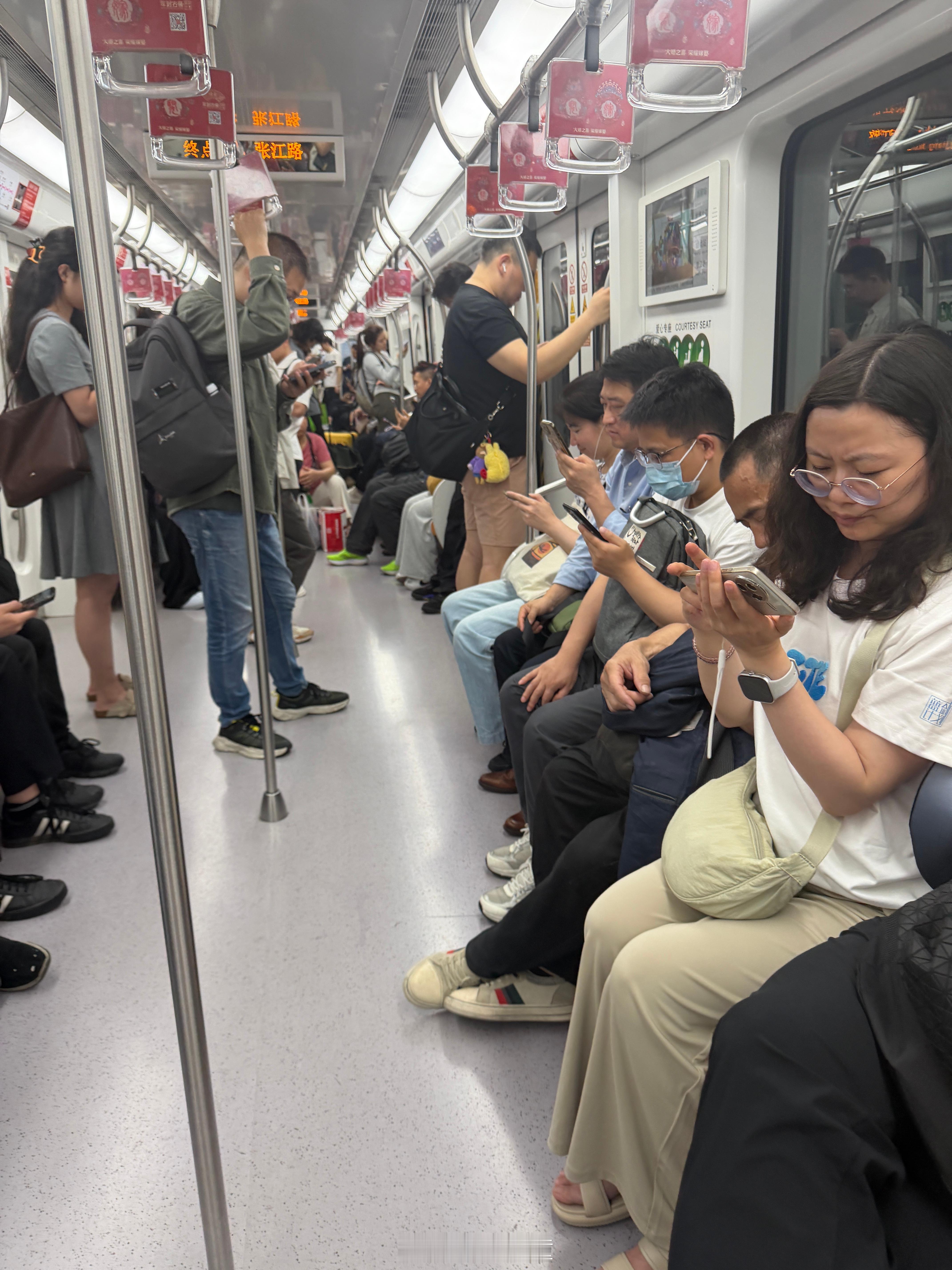 妈诶！一节车厢里三个TXL，要不要这样子