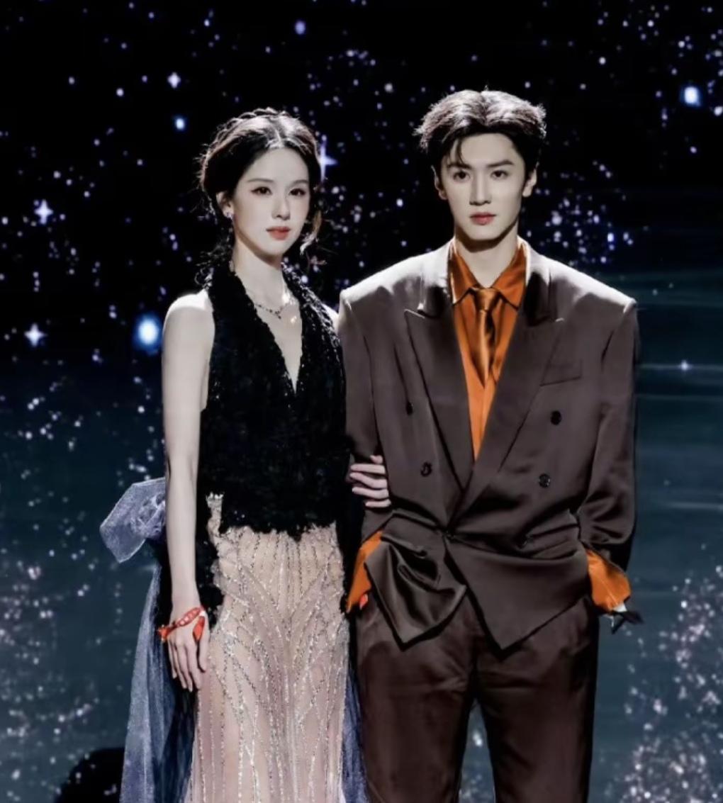 2026年微博之夜太会安排了。
是谁想出的，让他们这些靓男靓女一起走红毯呀！
真