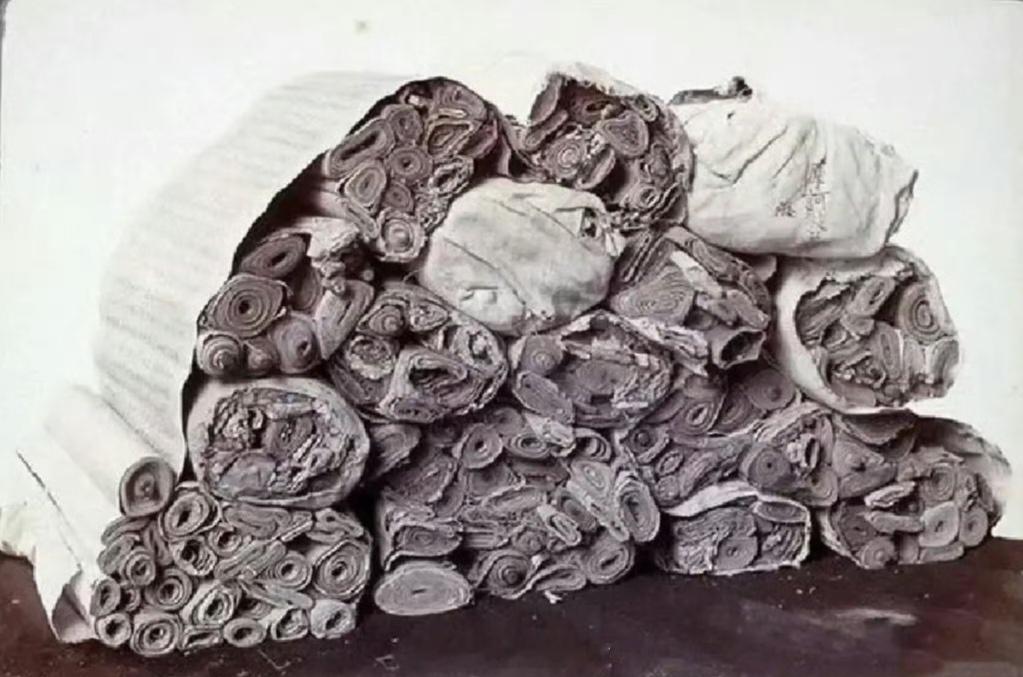 1908年，甘肃。法国小偷伯希和在敦煌莫高窟。牠协同当地盗贼，先后偷走6000余