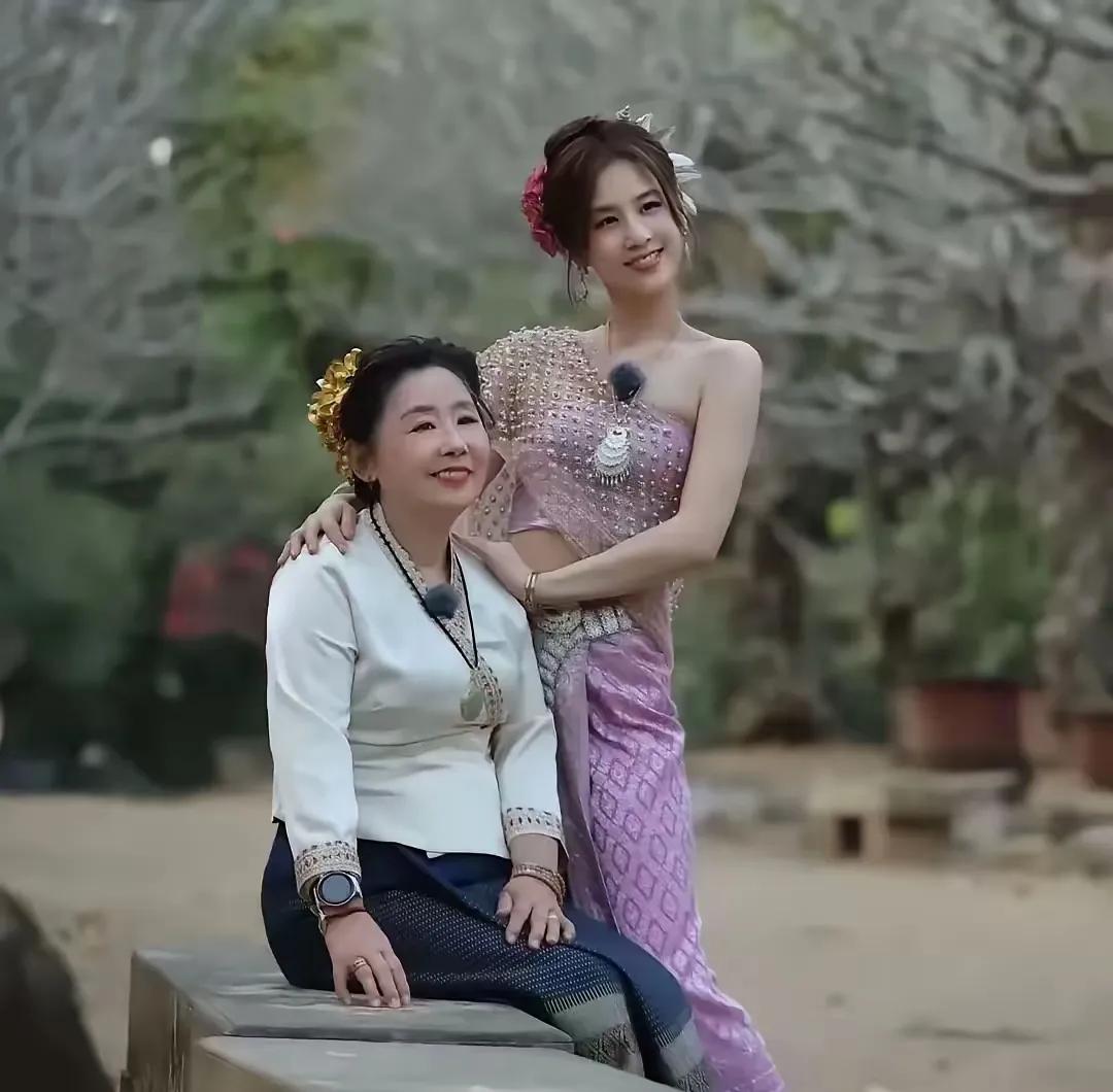 又被黄圣依母女圈粉了！

黄圣依穿紫色泰服裙，美的令人陶醉，犹如落入凡间的仙子一