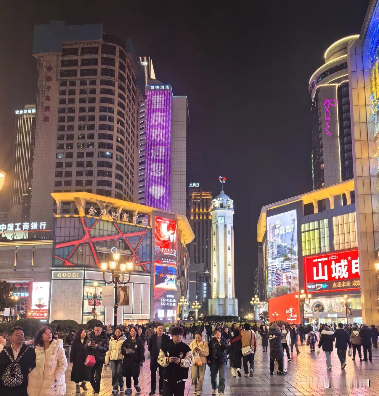 流光溢彩重庆解放碑：记录不夜城的璀璨瞬间。重庆实拍夜景 城市记忆解放碑 重庆夜景