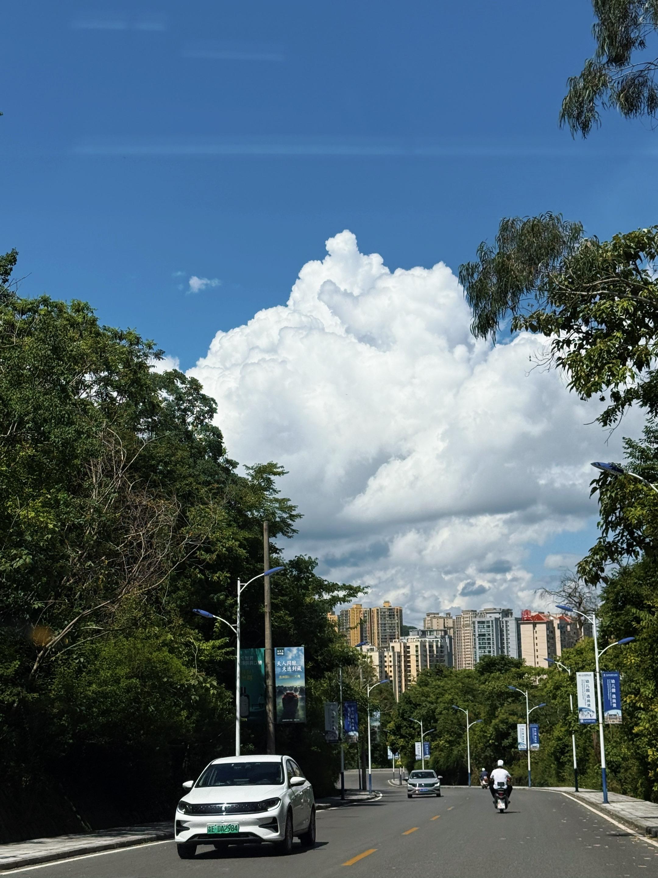 你说爱像云 要自在飘浮才美丽