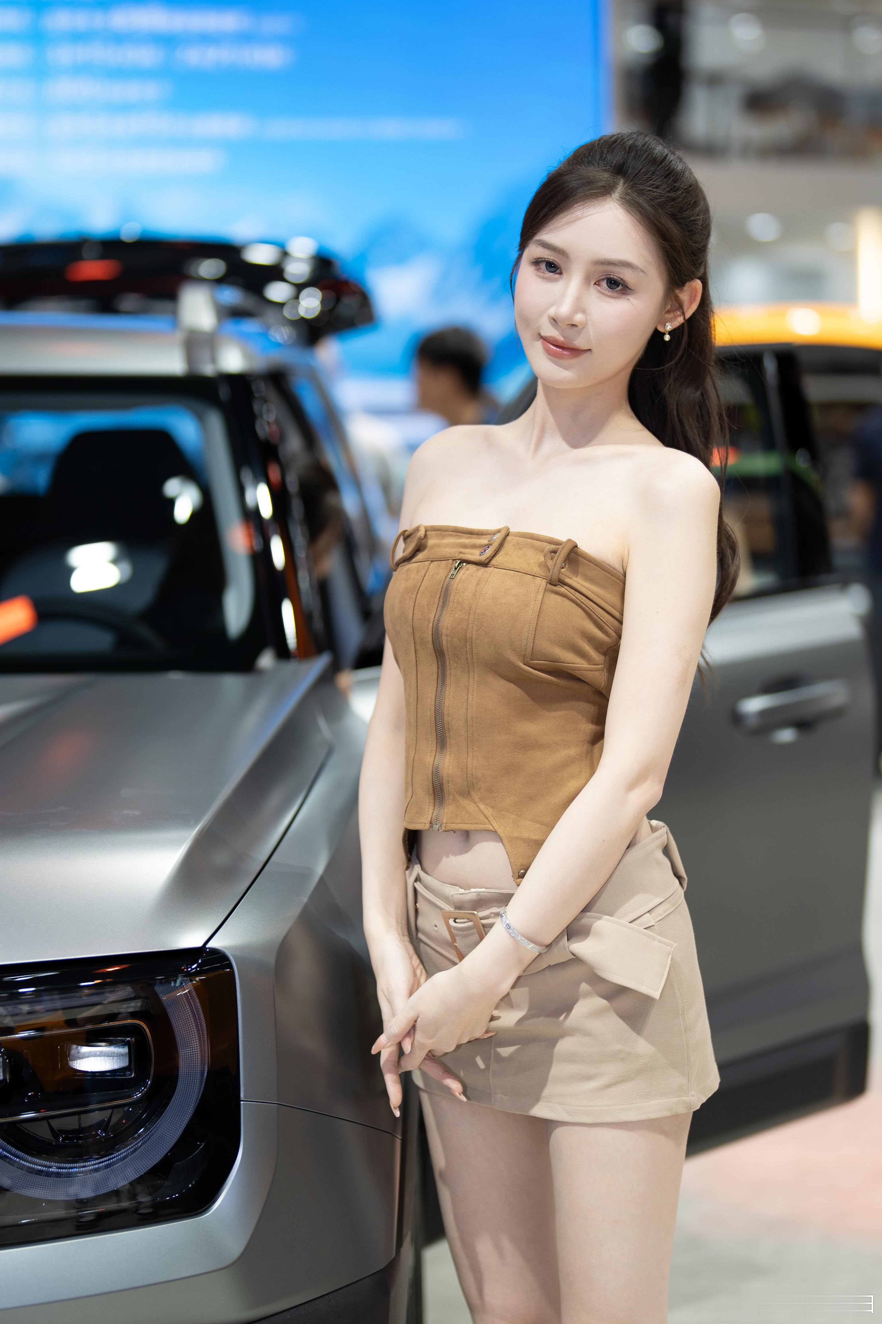 1324车展上的裹胸上衣搭配短裙美腿车模敏敏 ​​​