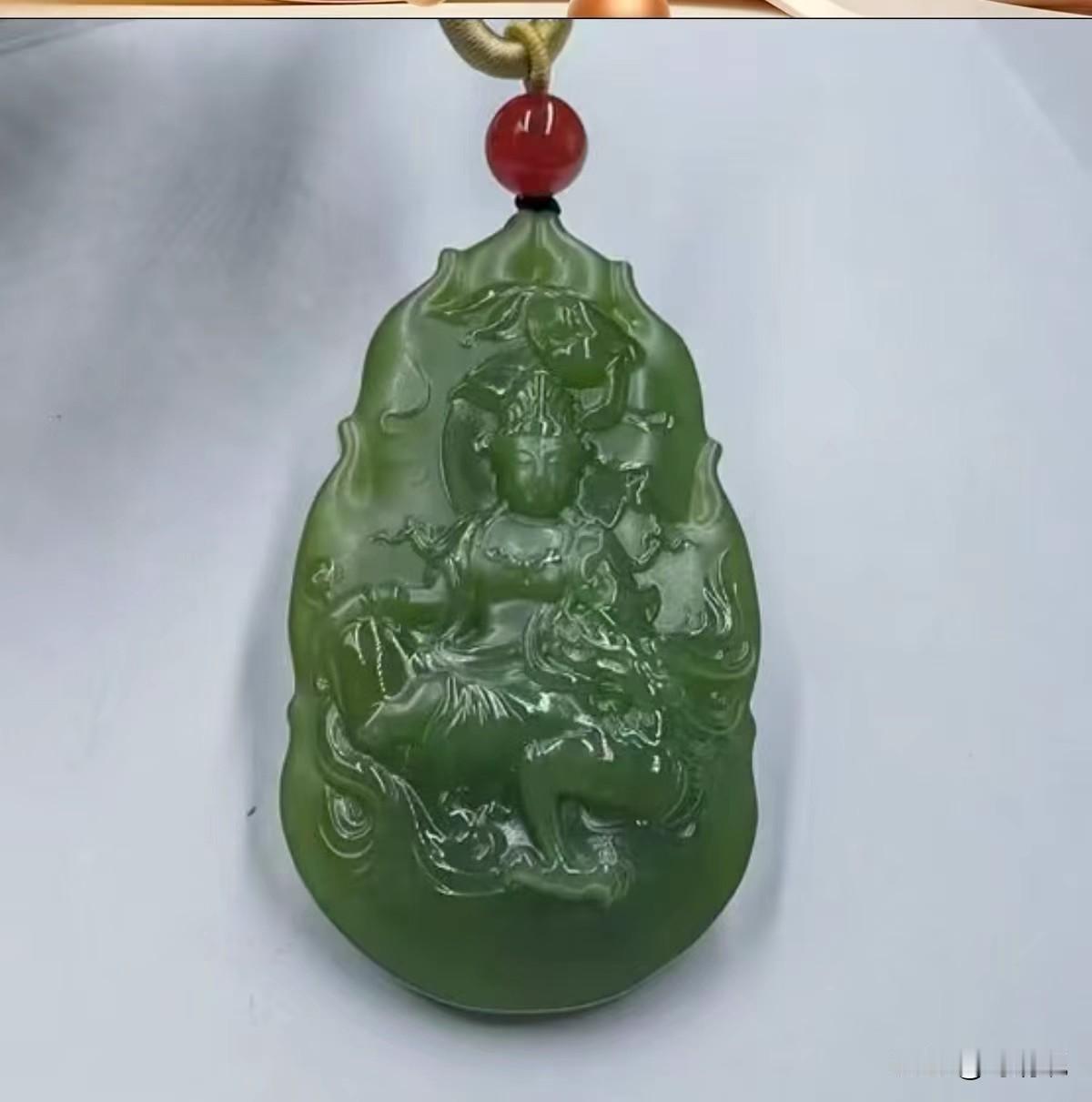 这枚和田玉普贤菩萨吊坠，玉质温润油亮，雕刻细致，菩萨骑六牙白象，寓意稳重踏实，心