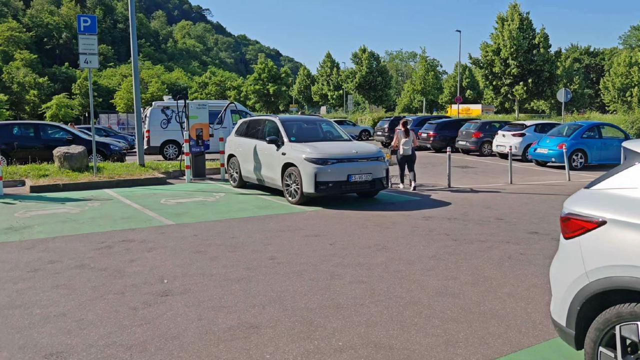 朋友发来一张图
配文：遇到了…
我：在国外只要看到中国车，大家是不是都会大惊小怪