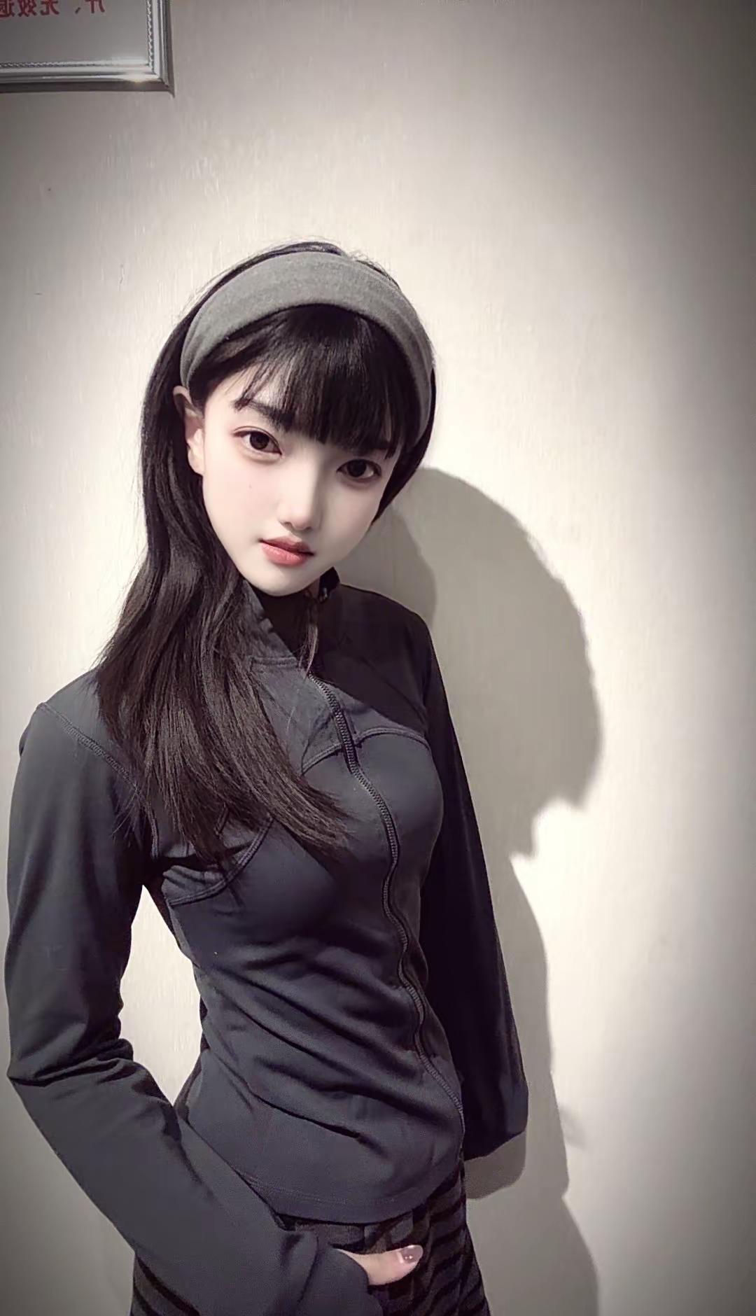 你说时间不对 我知道你也心动了 只不过这一生山高路远 我们不过尔尔