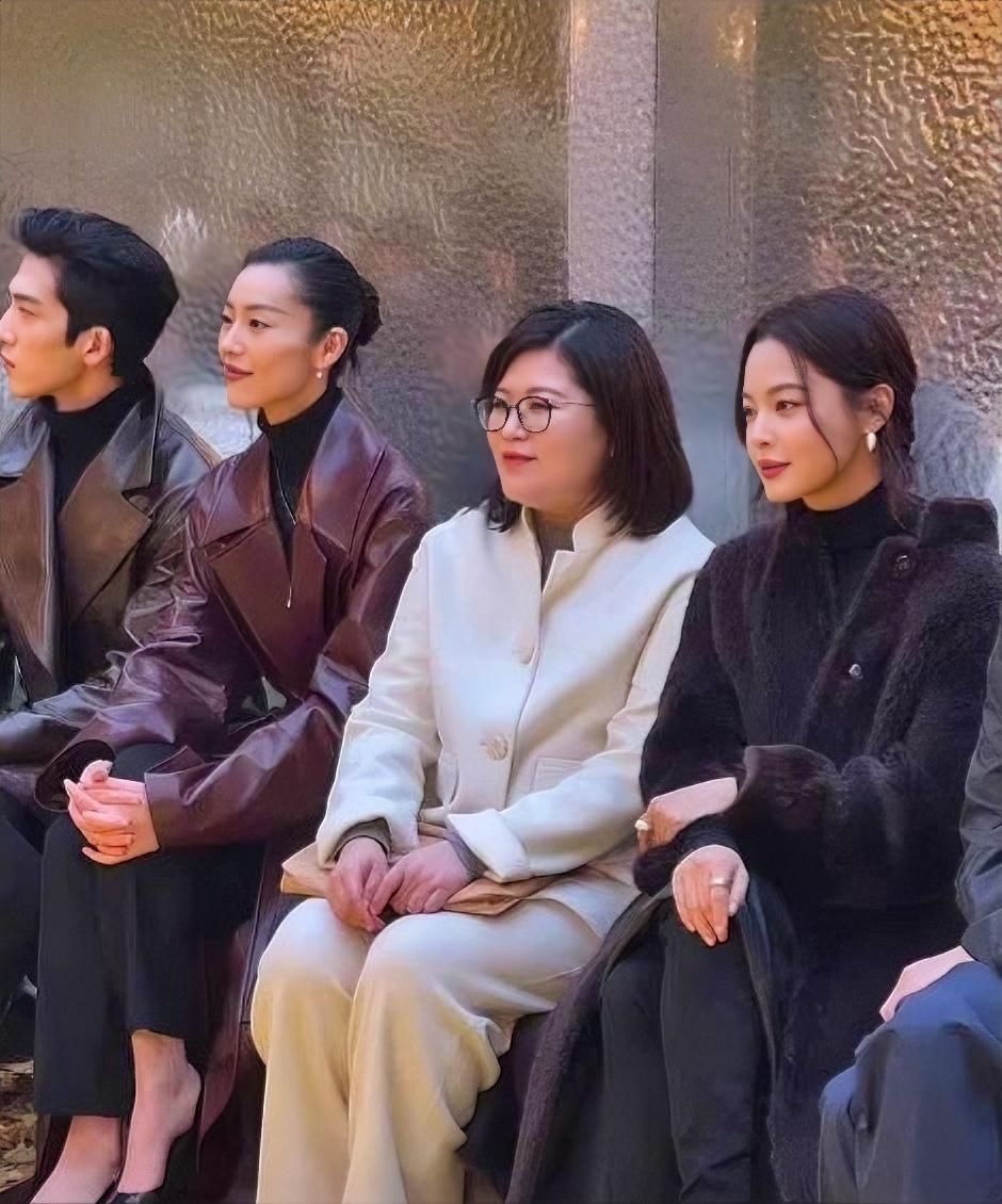 辛芷蕾、井柏然、刘雯同框看秀引关注
10月30日，北京ERDOS秋冬时装秀上，演