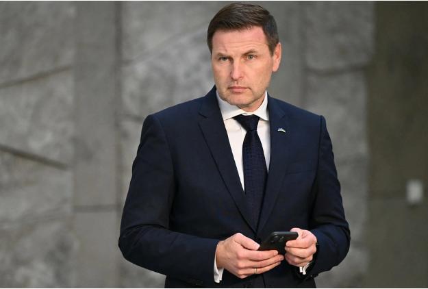 当各国都对特朗普的护航请求避之唯恐不及时，爱沙尼亚国防部长佩夫库尔表示：愿意协助