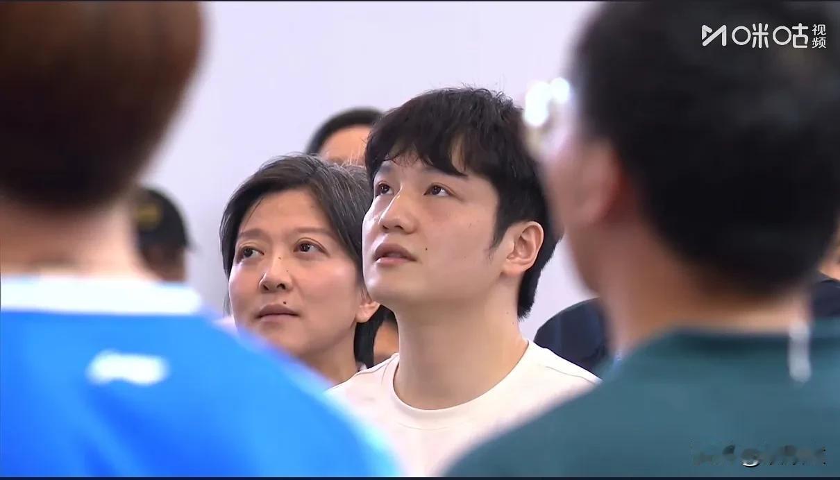 樊振东去哪里？哪里就是焦点。
樊振东现在乒乓球嘉年华的现场，有一个短暂的采访，随