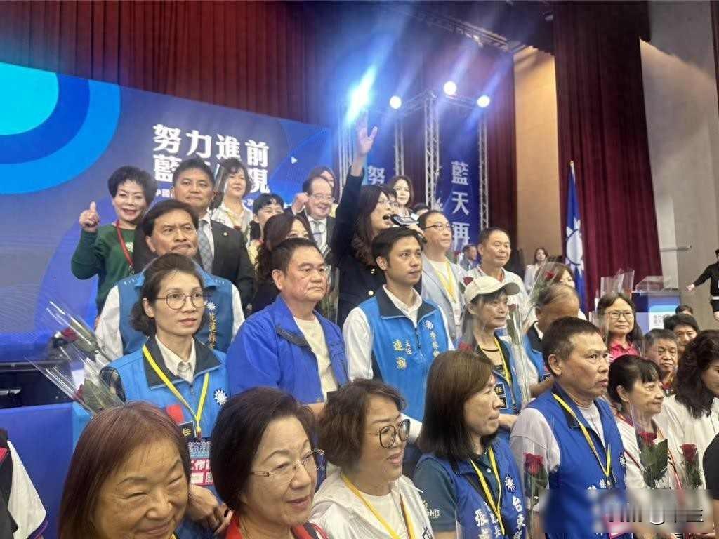 郑丽文上台喊冤，党工戴镣登台，司法与政治缠一块

11月1日，国民党新主席郑丽文
