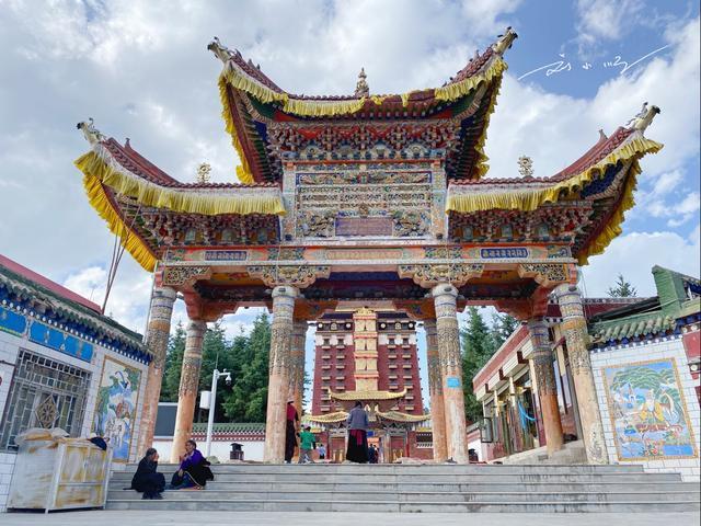 游客来甘南旅游，必看的一座标志性建筑，被大家称为“九层佛阁”。

甘南藏族自治州