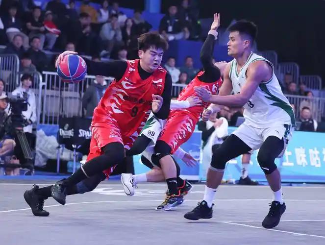 上头条聊CBA CBA的精彩赛事总是让人热血沸腾，而且有些球队和球迷的双向奔赴太