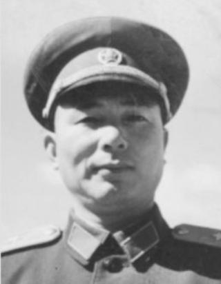 1975年萧向荣调到国防科委，妻子余慎对丈夫说：这份工作真的适合你吗？
1975