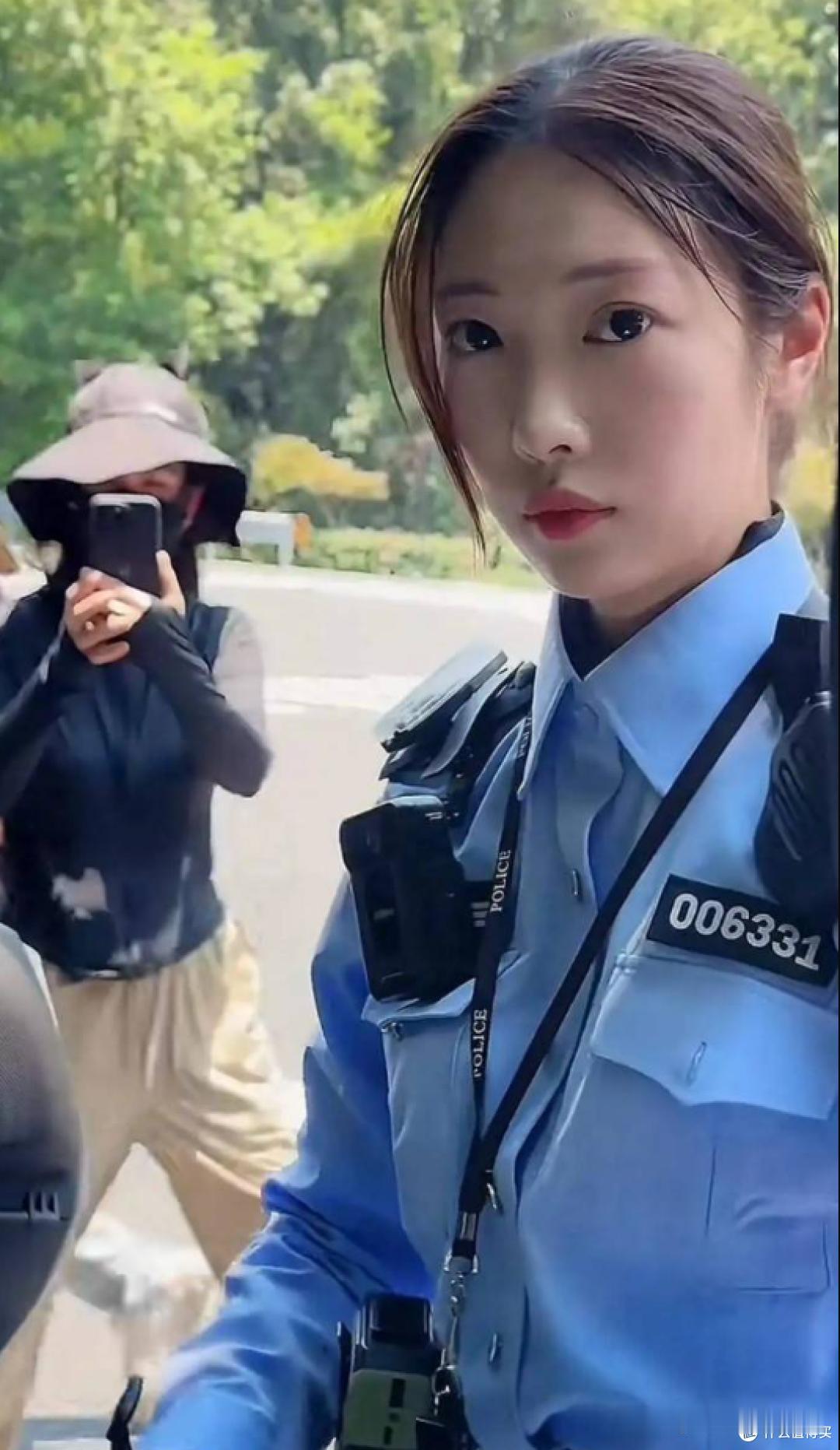 杭州“兔子警官”李语蔚近日公开回应走红后被MCN机构找上门一事，明确婉拒所有商业