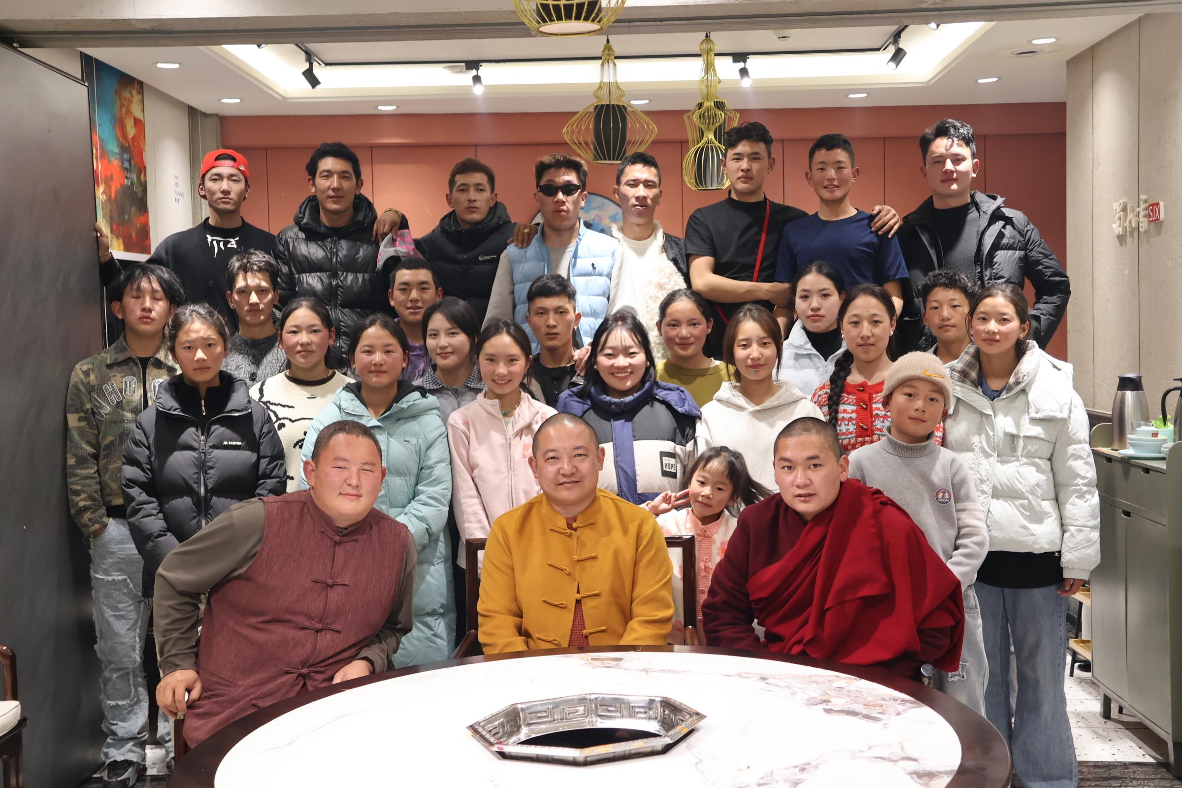 财富只是一时的朋友，而朋友才是永久的财富；荣誉是一时的荣誉，而帮助别人才是荣誉的