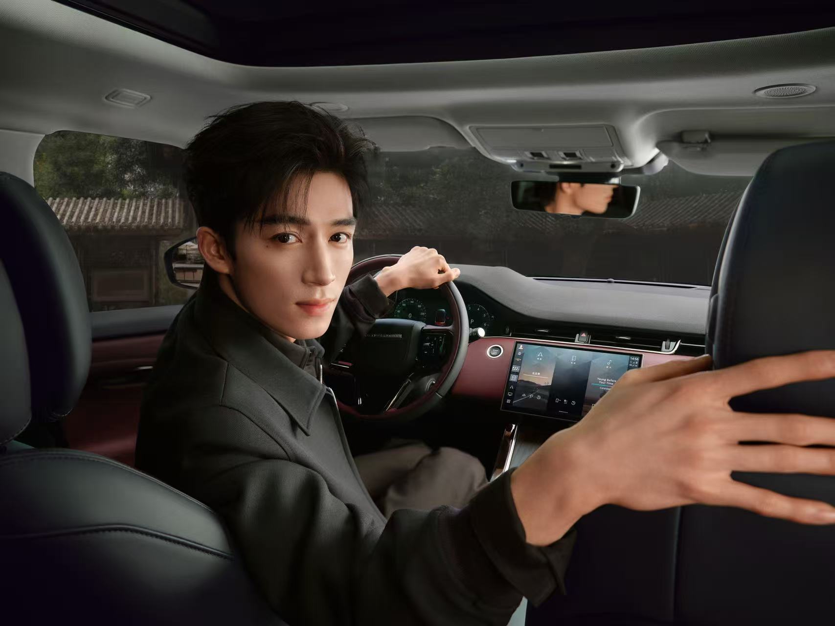 啊啊啊啊啊！不行了，刷到王星越的揽胜极光L TVC，我直接沦陷～这对儿“天选颜值