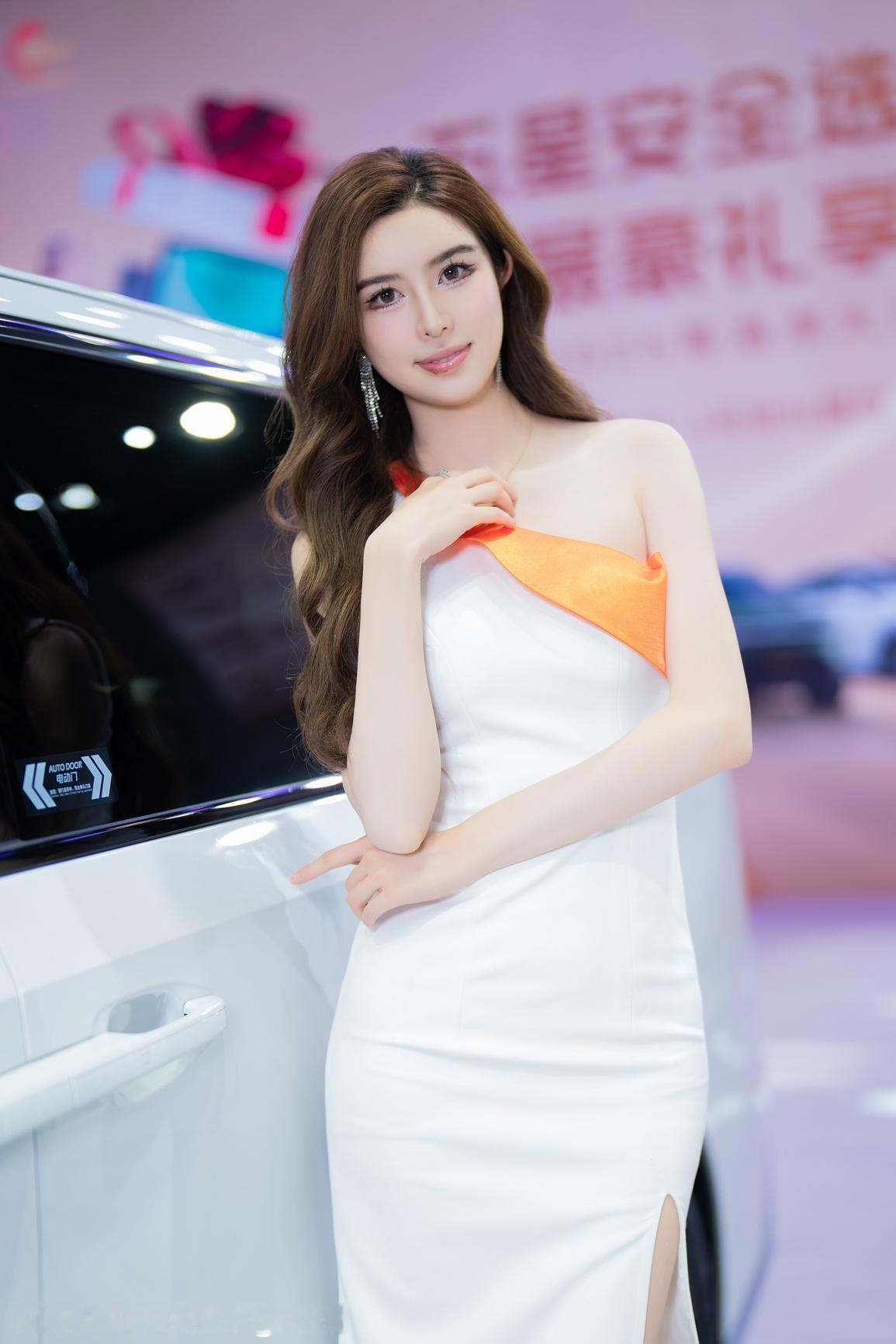 冬日生活打卡季美女车模穿搭写真