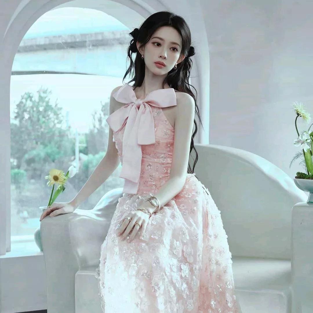 粉嫩梦幻的公主风，花海中的优雅少女