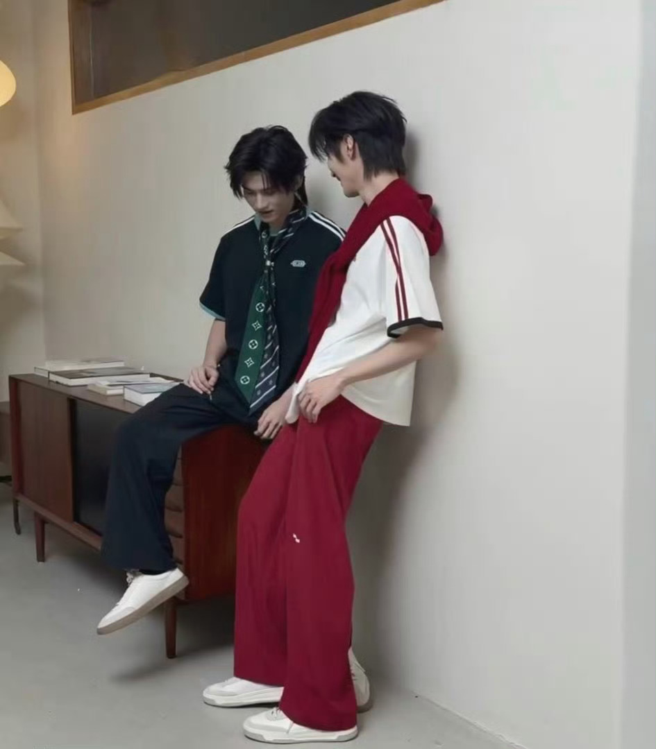 又在顶腿 
