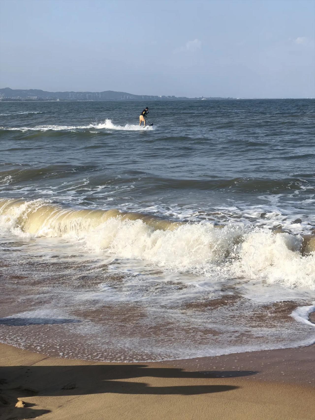 分享一张随手拍8月31日下午与孩子们去了日照海龙湾。今夏烈日炎炎，加上游客巨多，