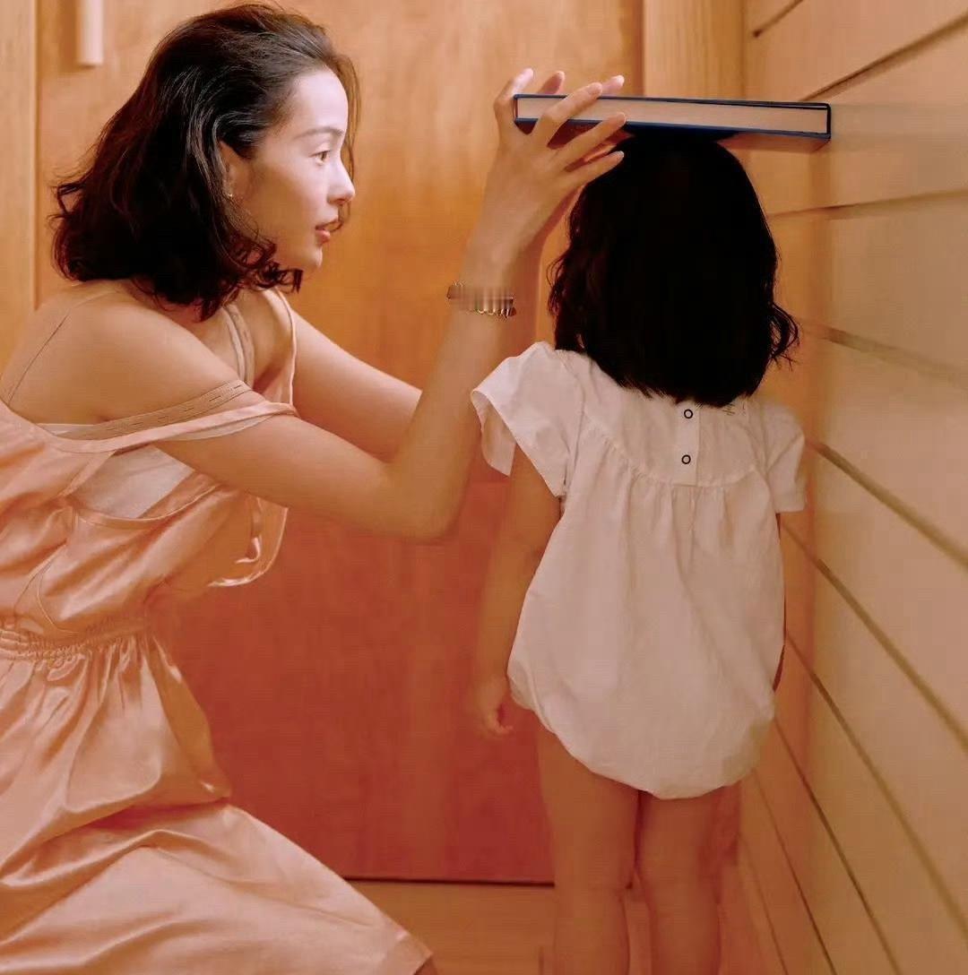 雎晓雯荧光发色雎晓雯和女儿身高差亮眼荧光发色时髦吸睛，超模身形自带气场，和女儿同