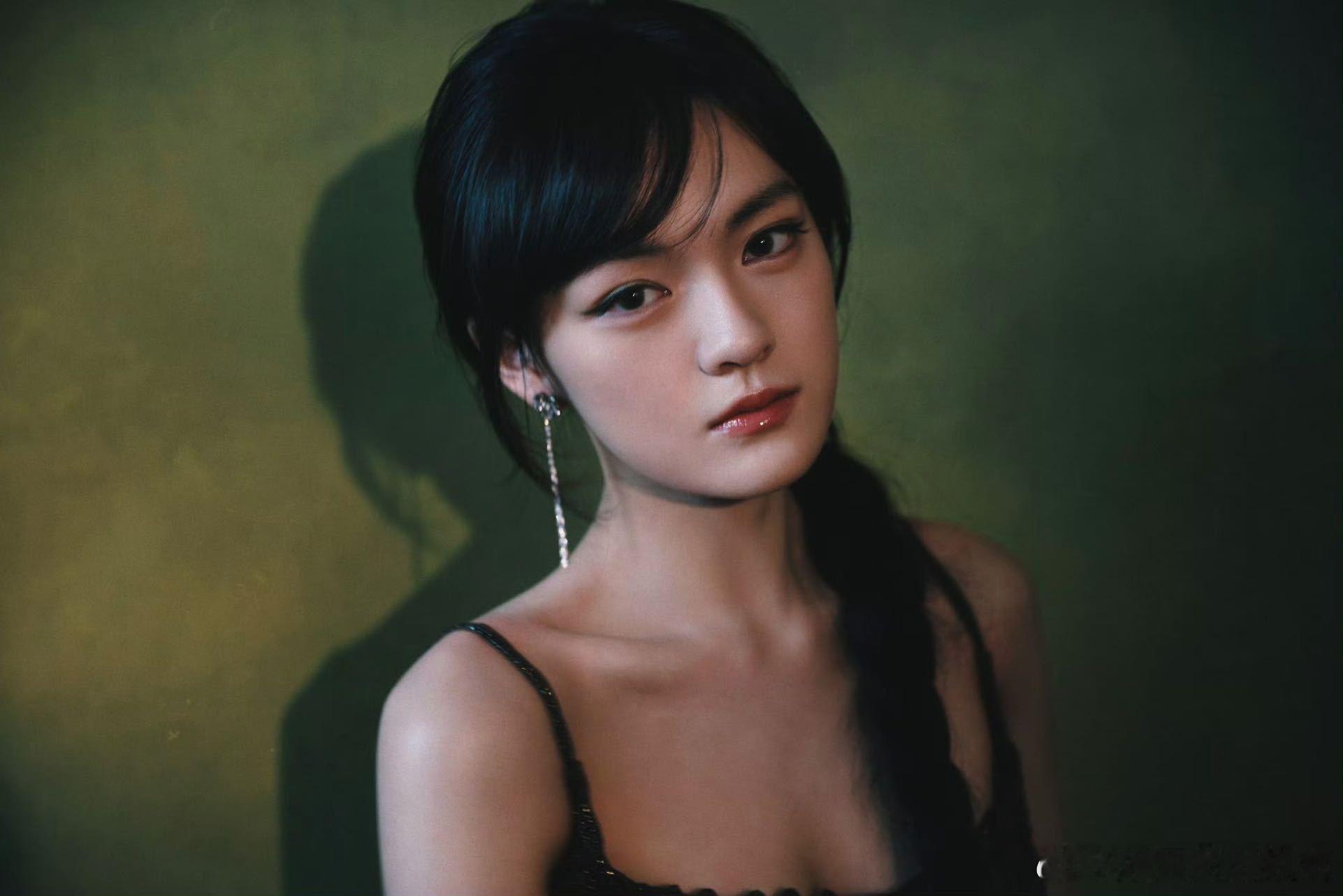 文淇独一无二的眼睛  在微博追剧团的舞台上，文淇的双眼如梦幻之窗，展现出独特的魅