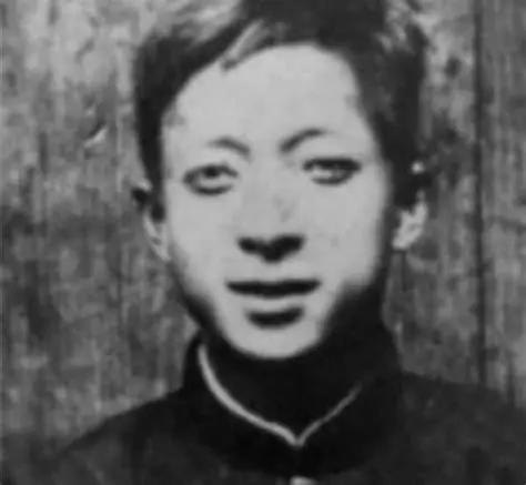 1988年，一个叫叶依奎的老头哆哆嗦嗦地回到大陆。下了飞机，他没回家，直奔组织，