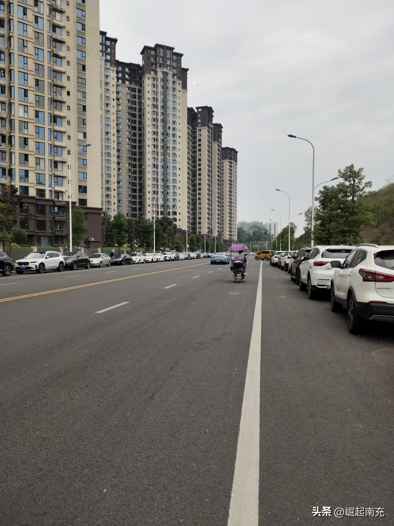 望鹤路非机动车道这里还是停了不少车。
近日，在高坪区望鹤路看到，有一段画了车位，