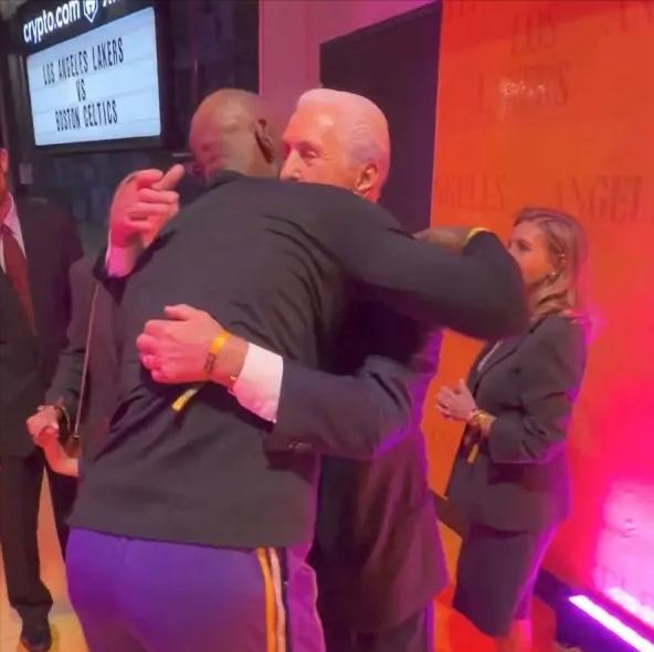 湖人的“优良传统”：
詹姆斯加冕历史得分王——输球
詹姆斯40000分里程碑——