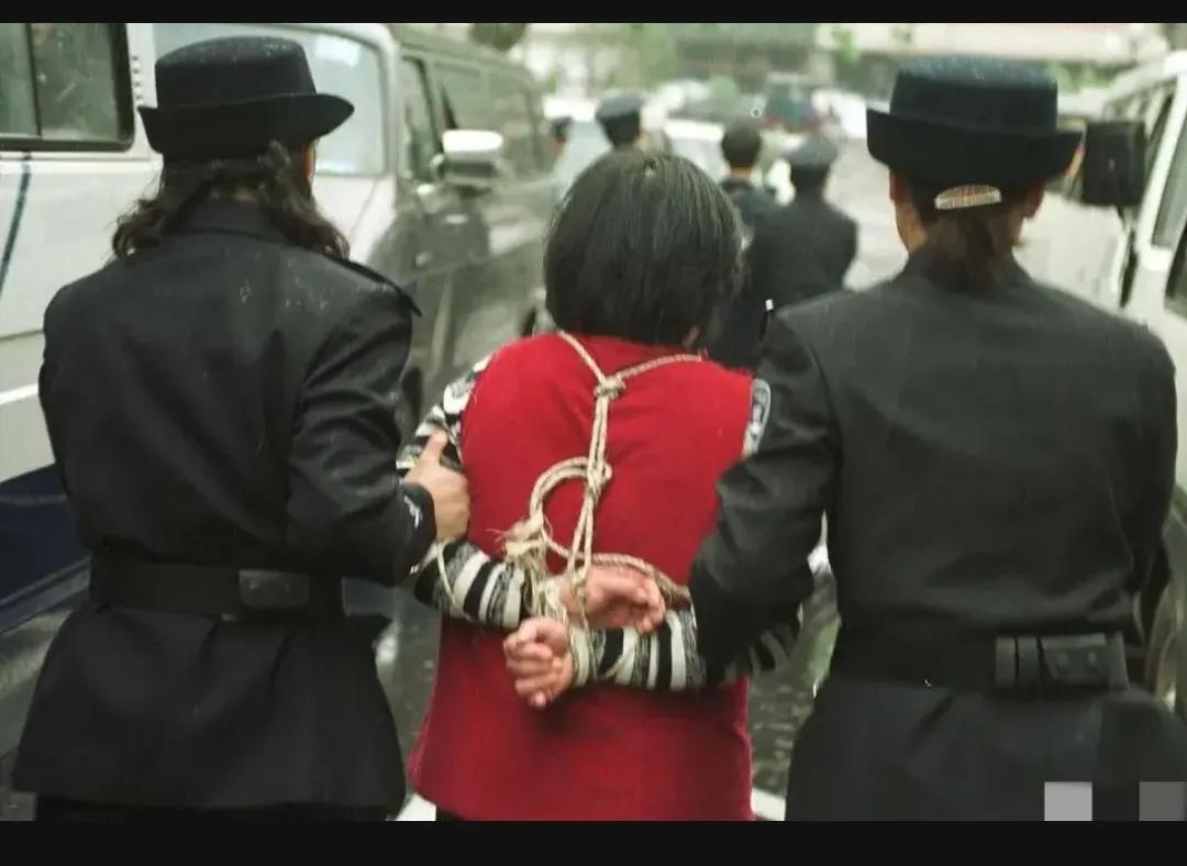2005年，一名死刑犯，被五花大绑了起来，即将押赴刑场，执行死刑，从照片中我们可