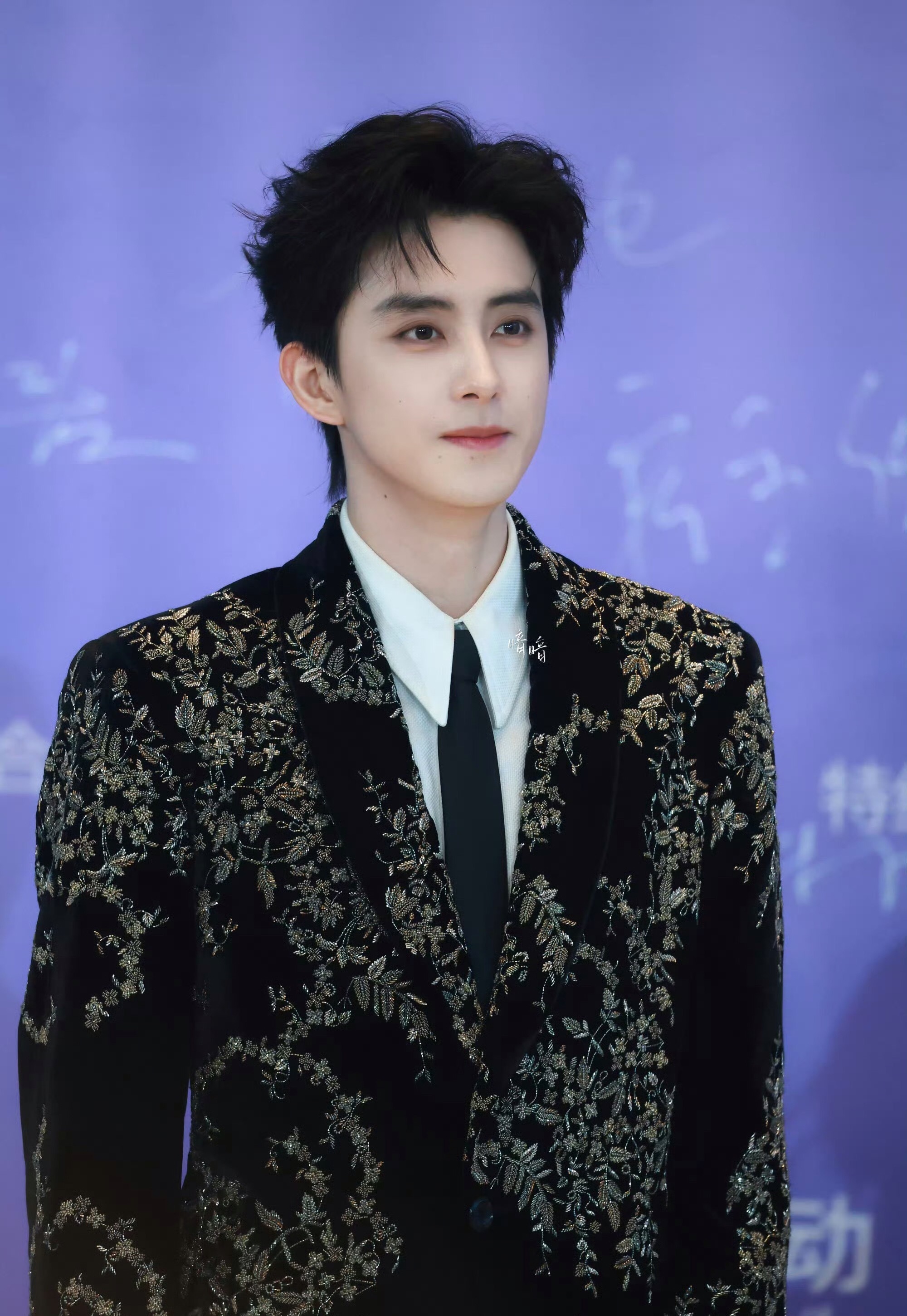 敖瑞鹏被喊张凌赫他两长得也不像啊，粉丝还能认错 