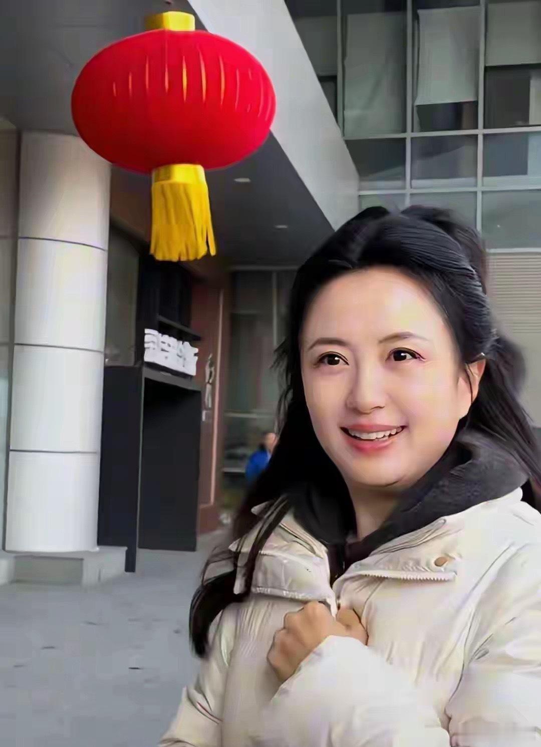 不愧是张国立“看上”的美女！虽然都51岁了，但看起来像40出头的 