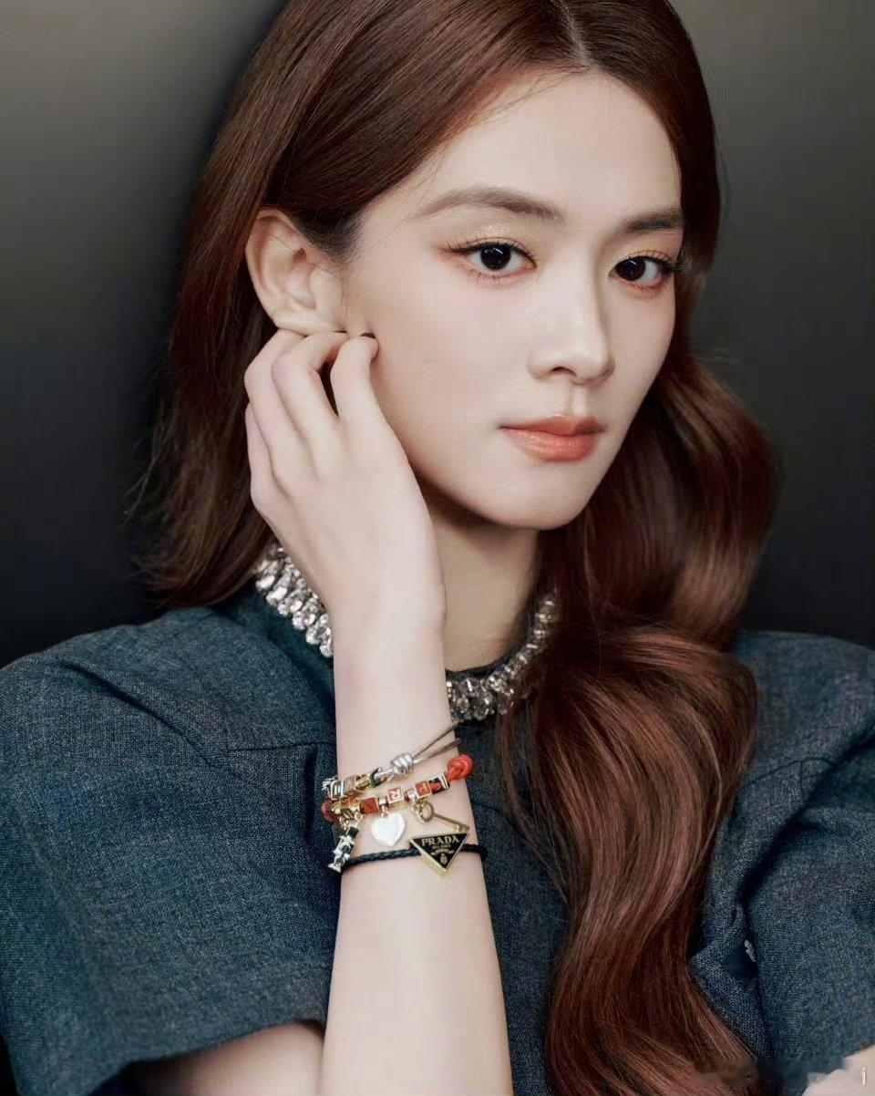 📸 陈昊宇最新大片🈶，和Prada配适度太好了吧！都市丽人 