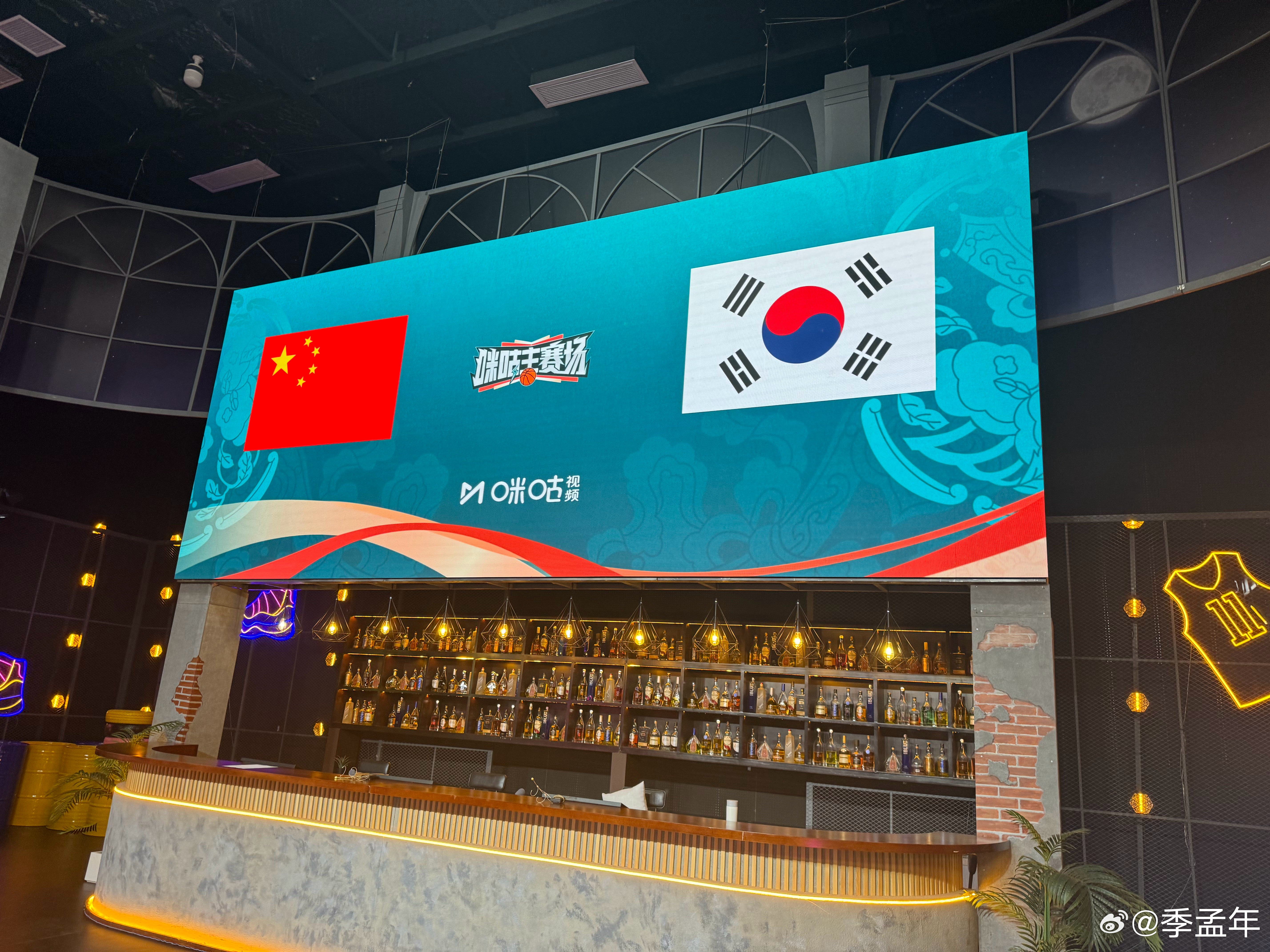 新的FIBA版权周期，来看中国队的比赛！今晚是新周期的第一场硬仗，经典的中韩对决