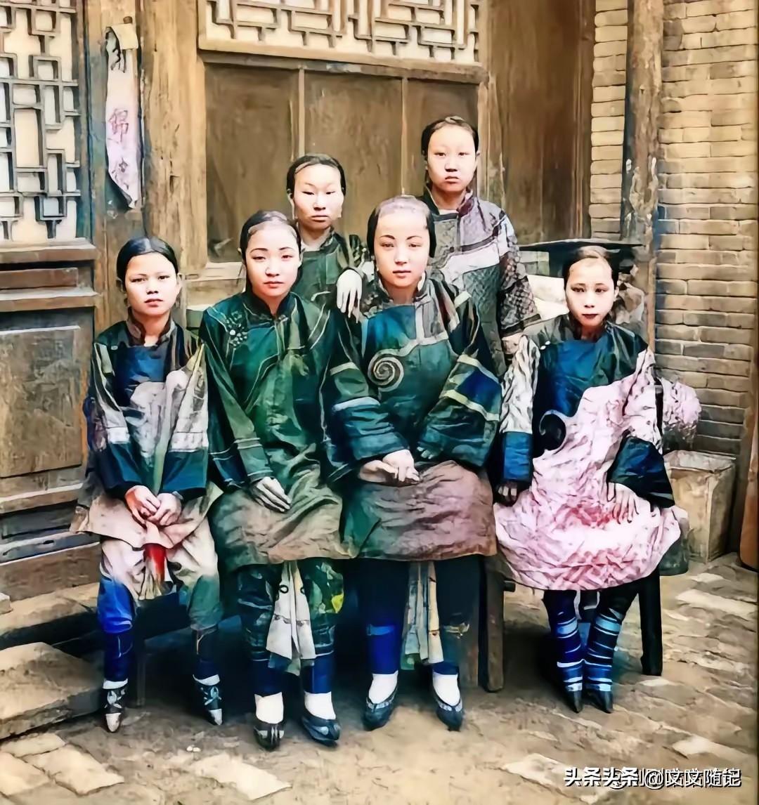 讲真，每次读到扬州瘦马的旧事，心里发沉。
 
它不是牲口。
是一个个活生生的小姑