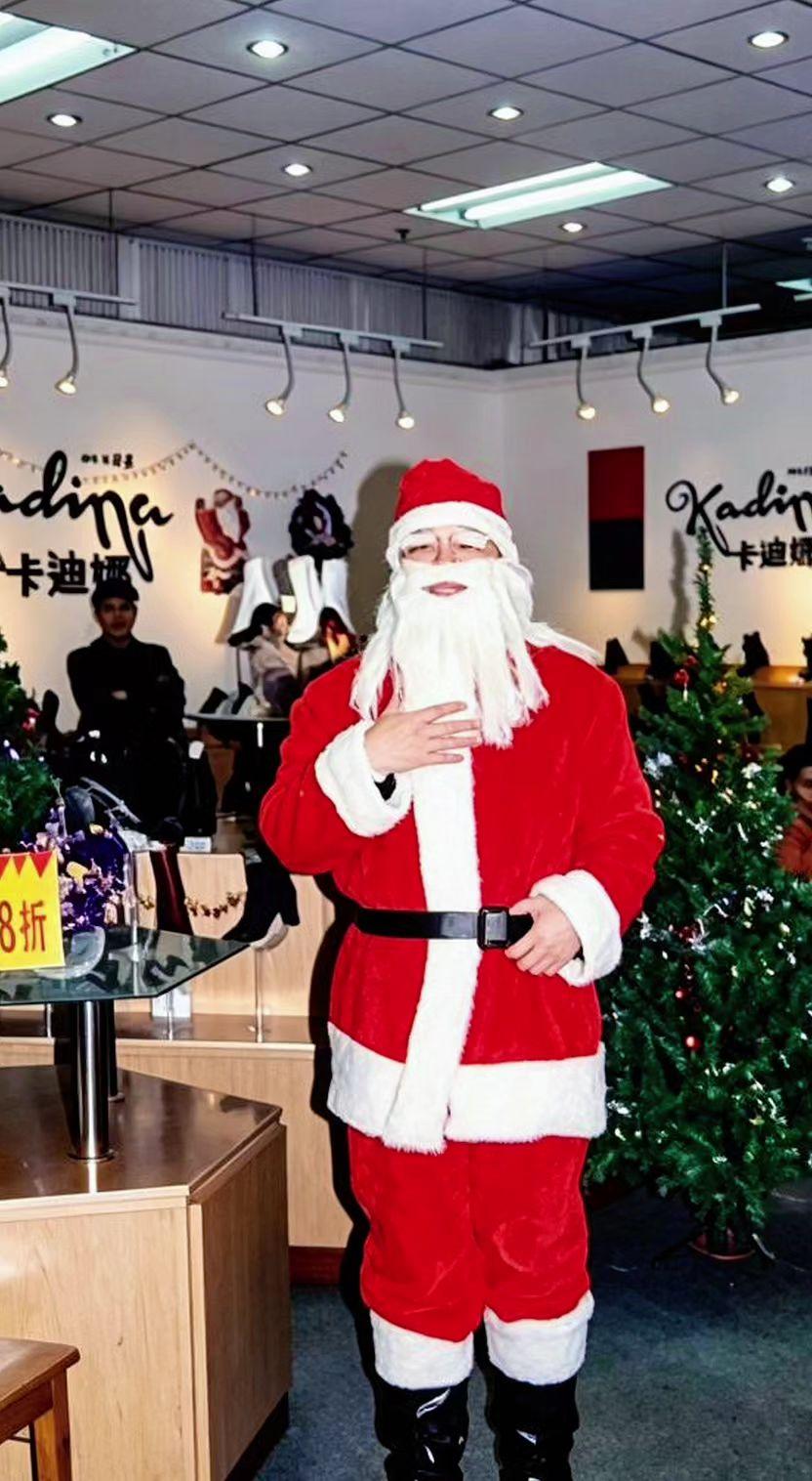 🎅那年圣诞爷爷的胡子比雪还白❄️，彩灯串起了整个90年代的暖。时光会老，童话永